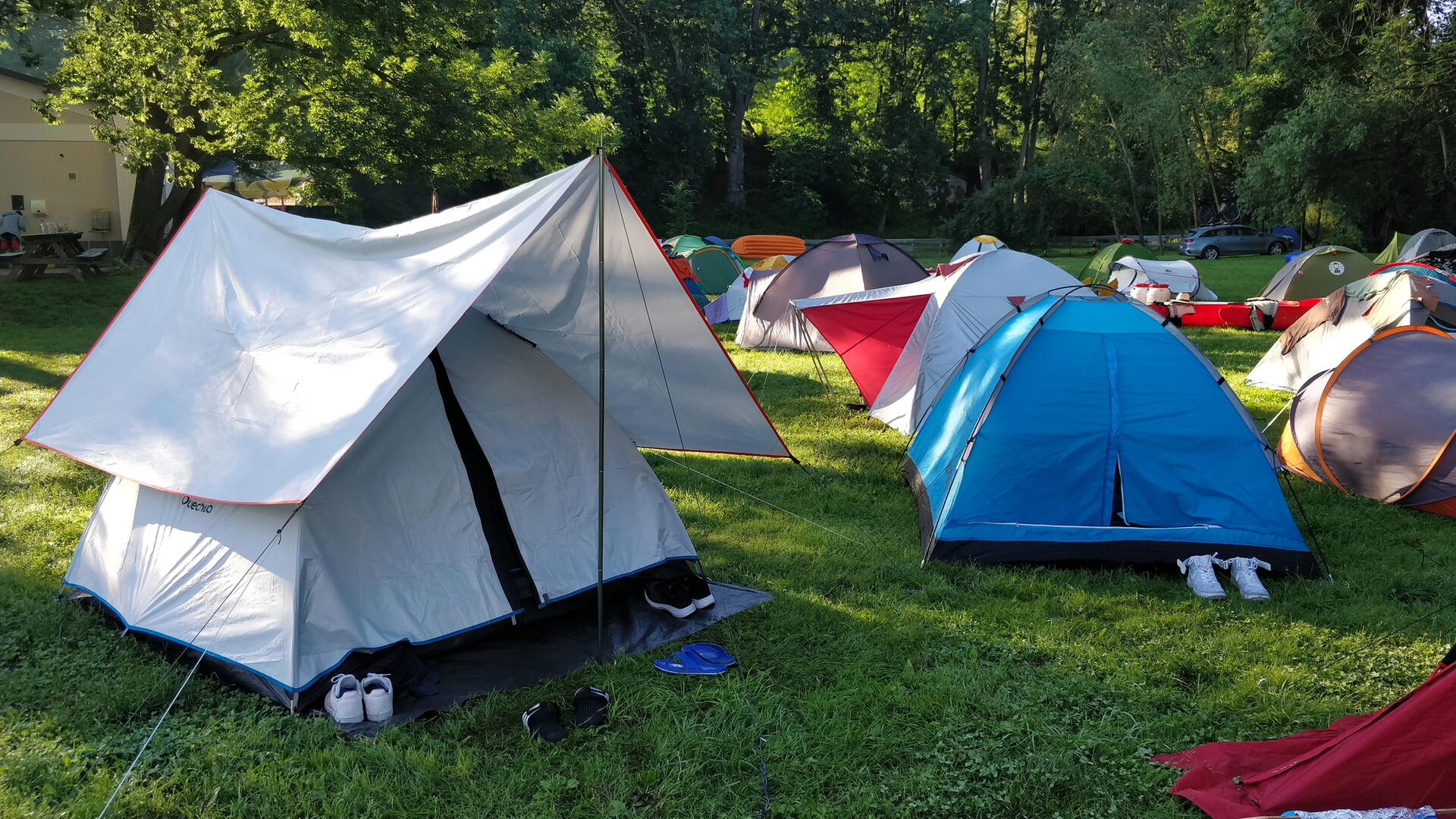 Kde legálně přespat v autě a pod širákem: Průvodce nejlepšími kempy a pravidly pro kempování v Česku