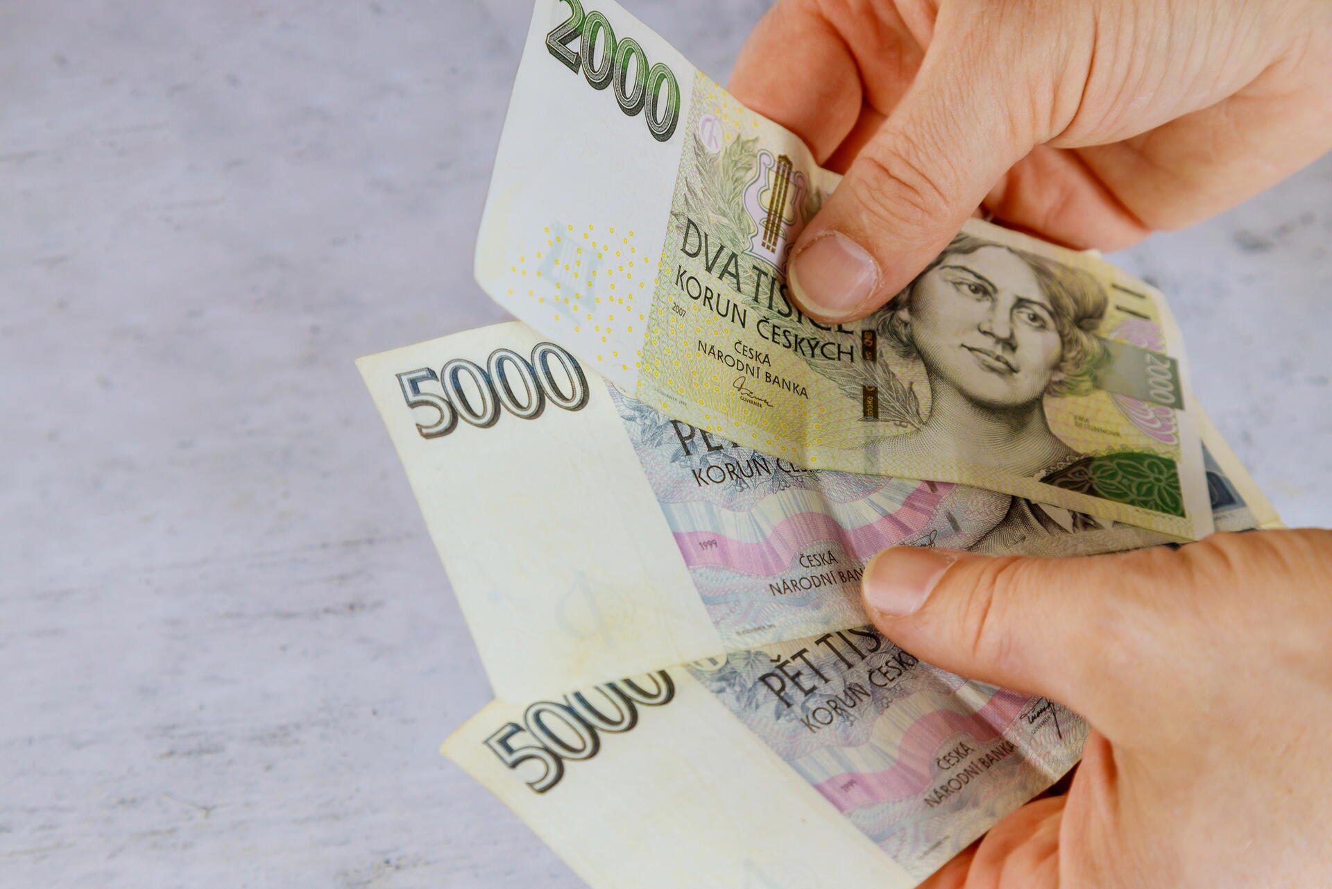 „Kdo bere 50 tisíc?“ Češi se nad rostoucí mzdou rozčilují