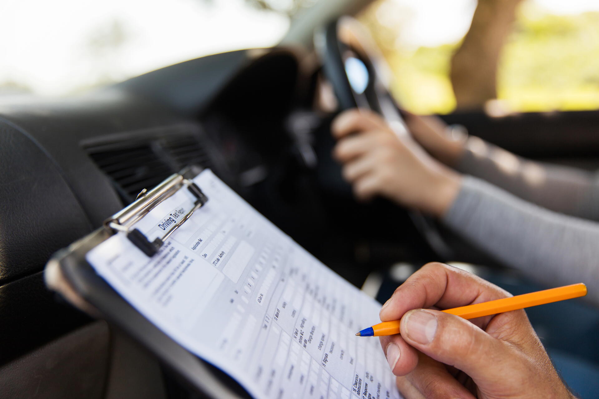 Kolik dnes stojí autoškola a jak se ceny liší mezi kraji?