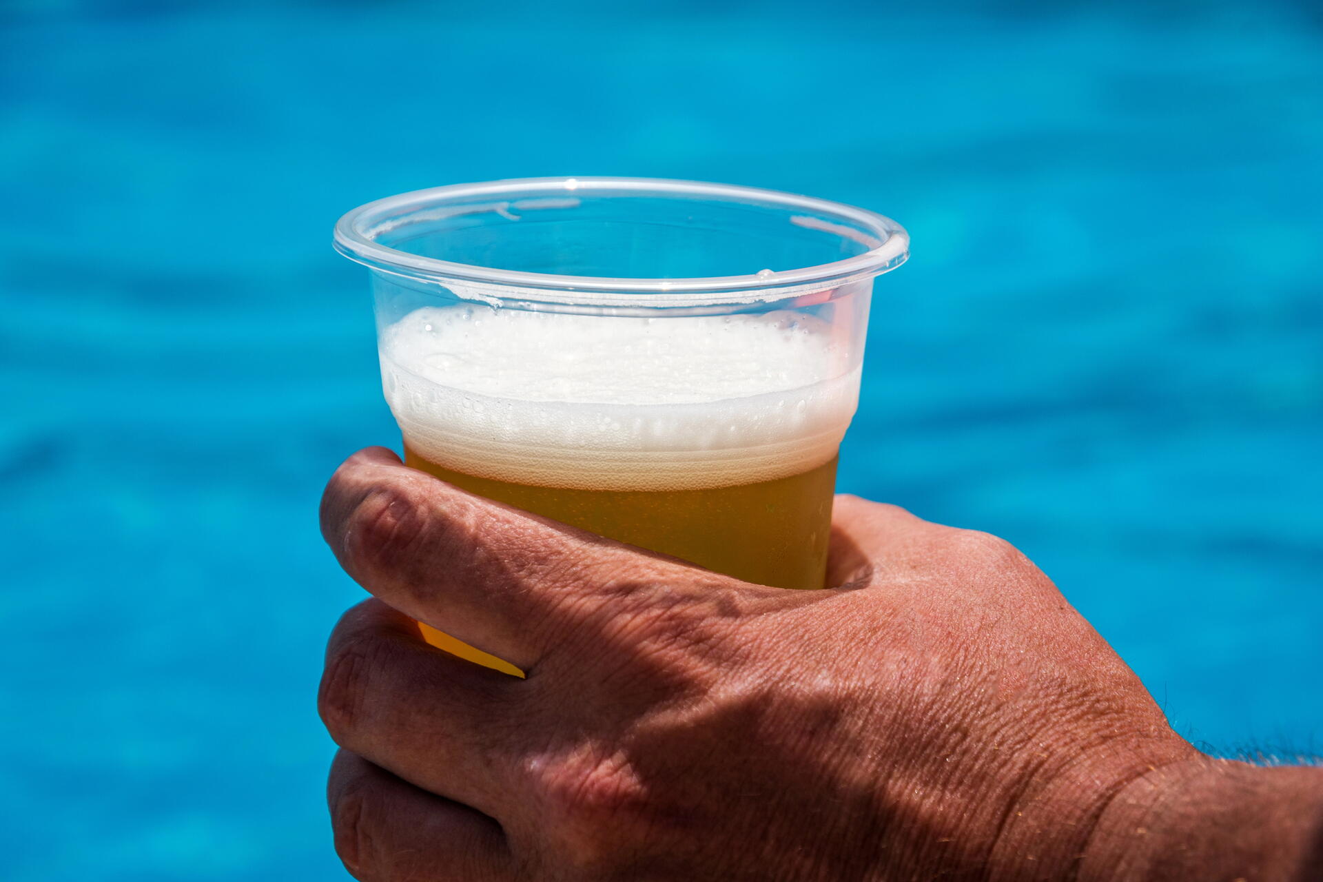 Kolik stojí točené pivo na pláži v Chorvatsku a Itálii