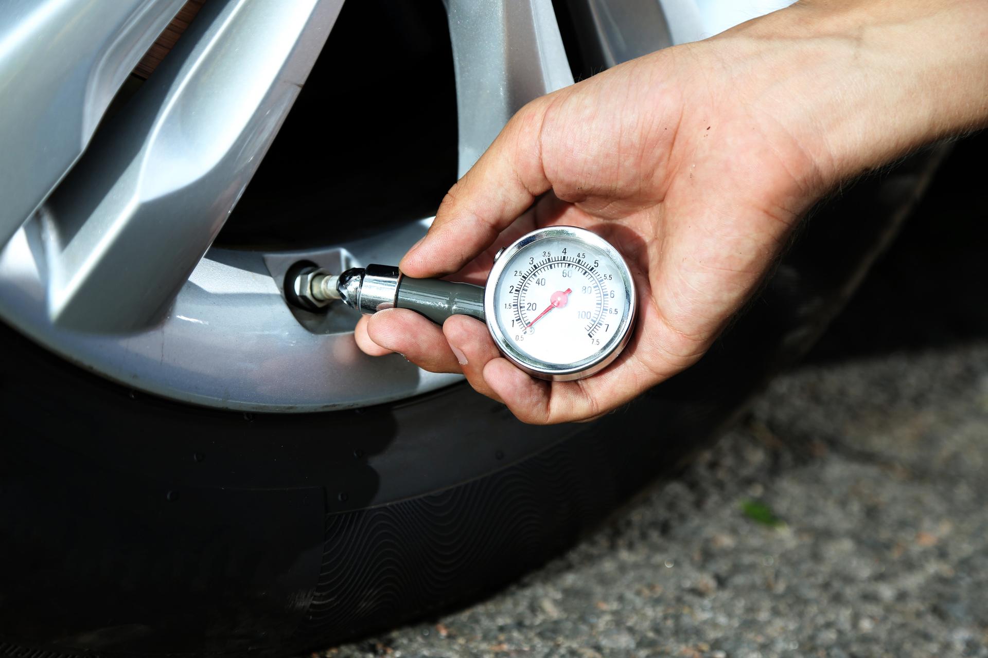 Kontrola tlaku a dezénu pneumatik