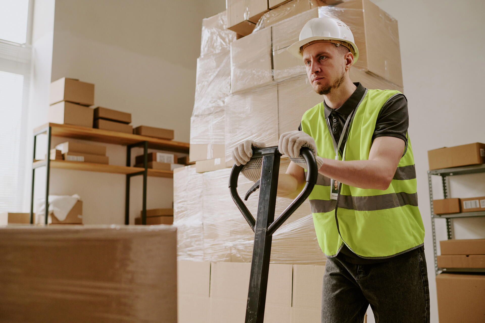 Květnový Index práce Portálu řidiče: Kolik si aktuálně vydělá skladník v Česku?