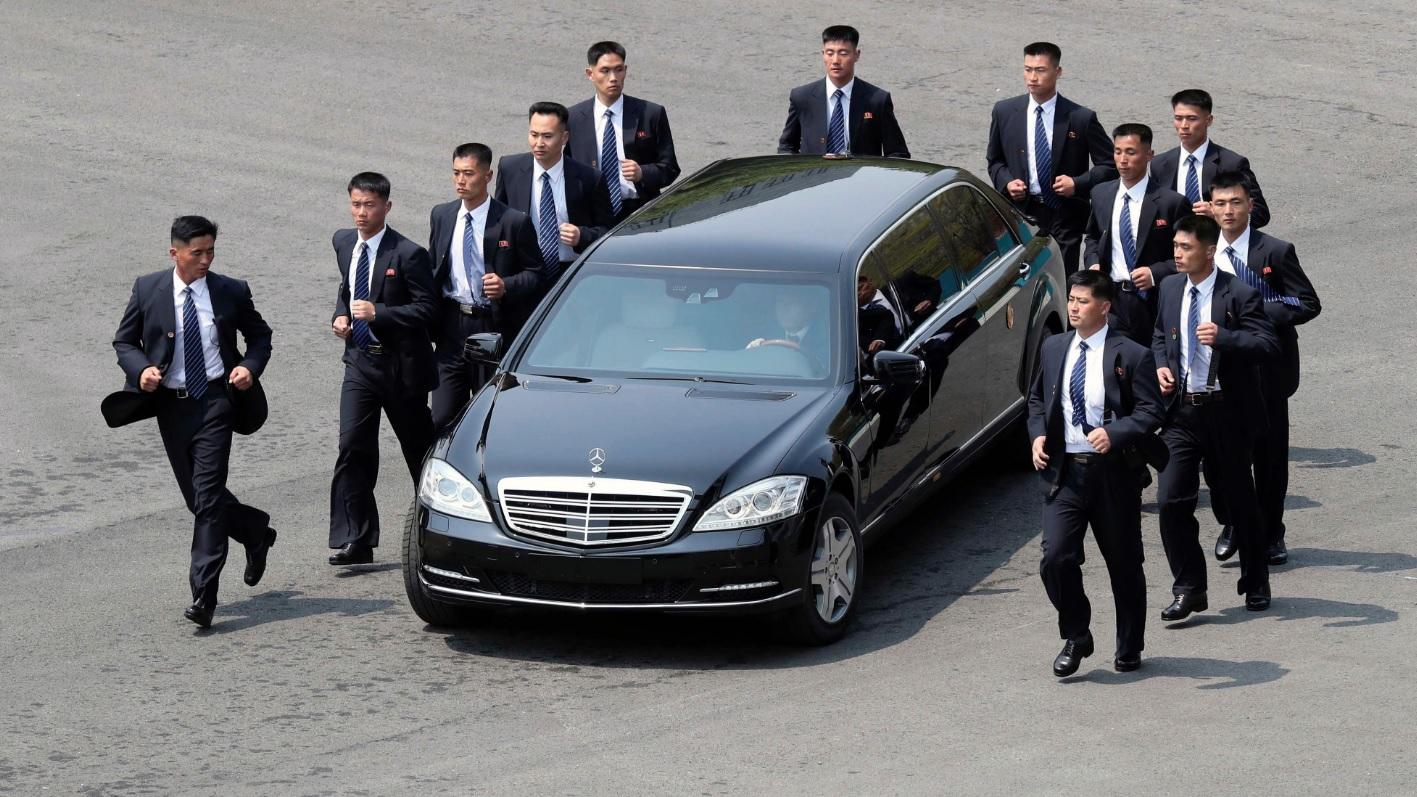 Luxusní opancéřovaný Mercedes v Severní Koreji