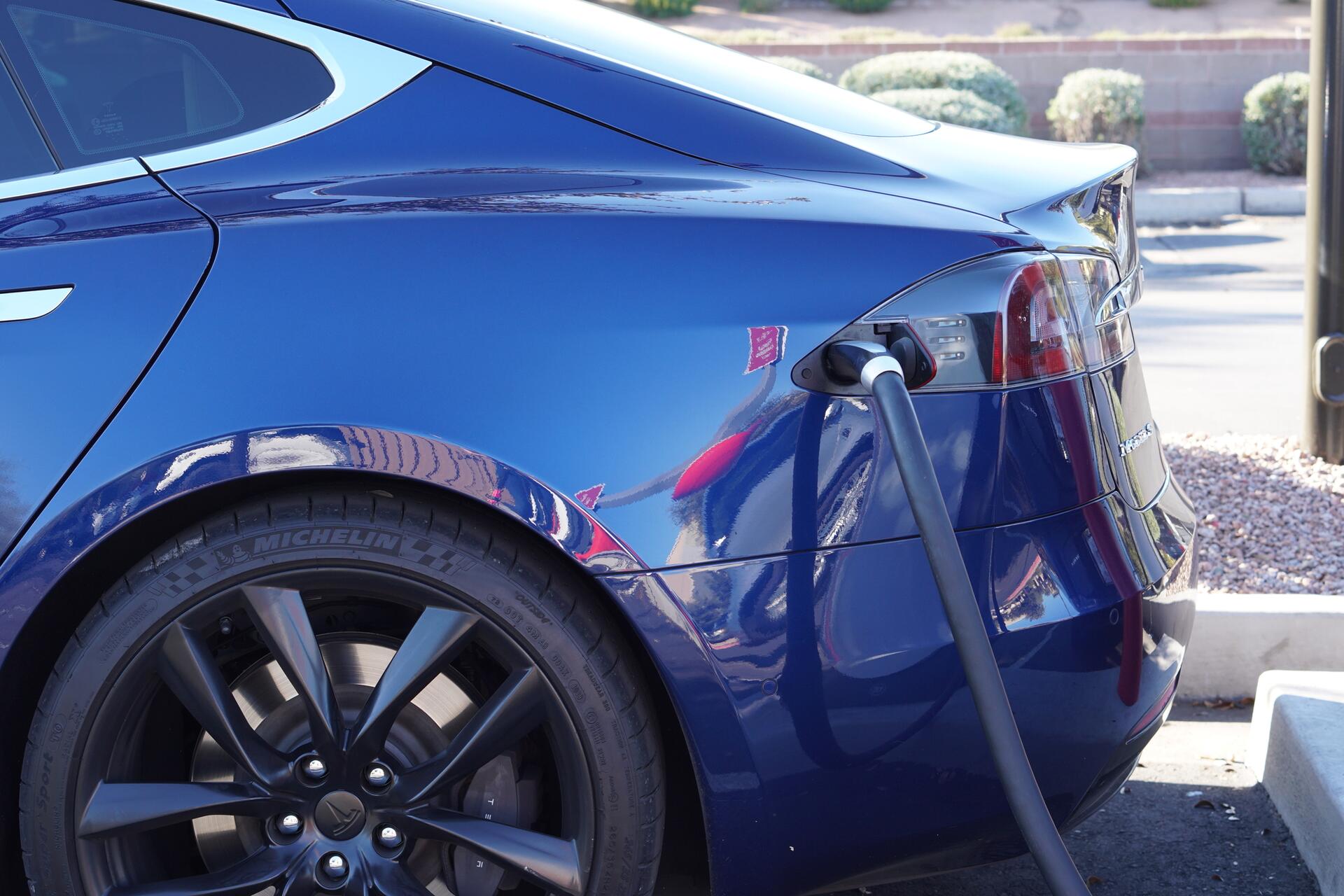 Mezi elektromobily má Tesla nejvíce problémů na STK