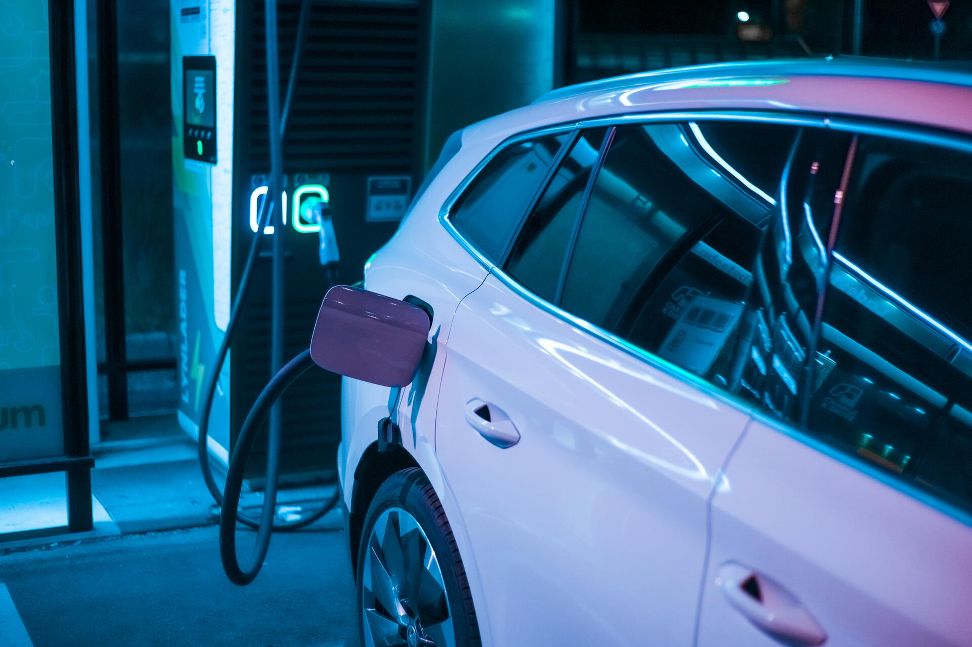 Motoristé střídají elektromobily jako ponožky