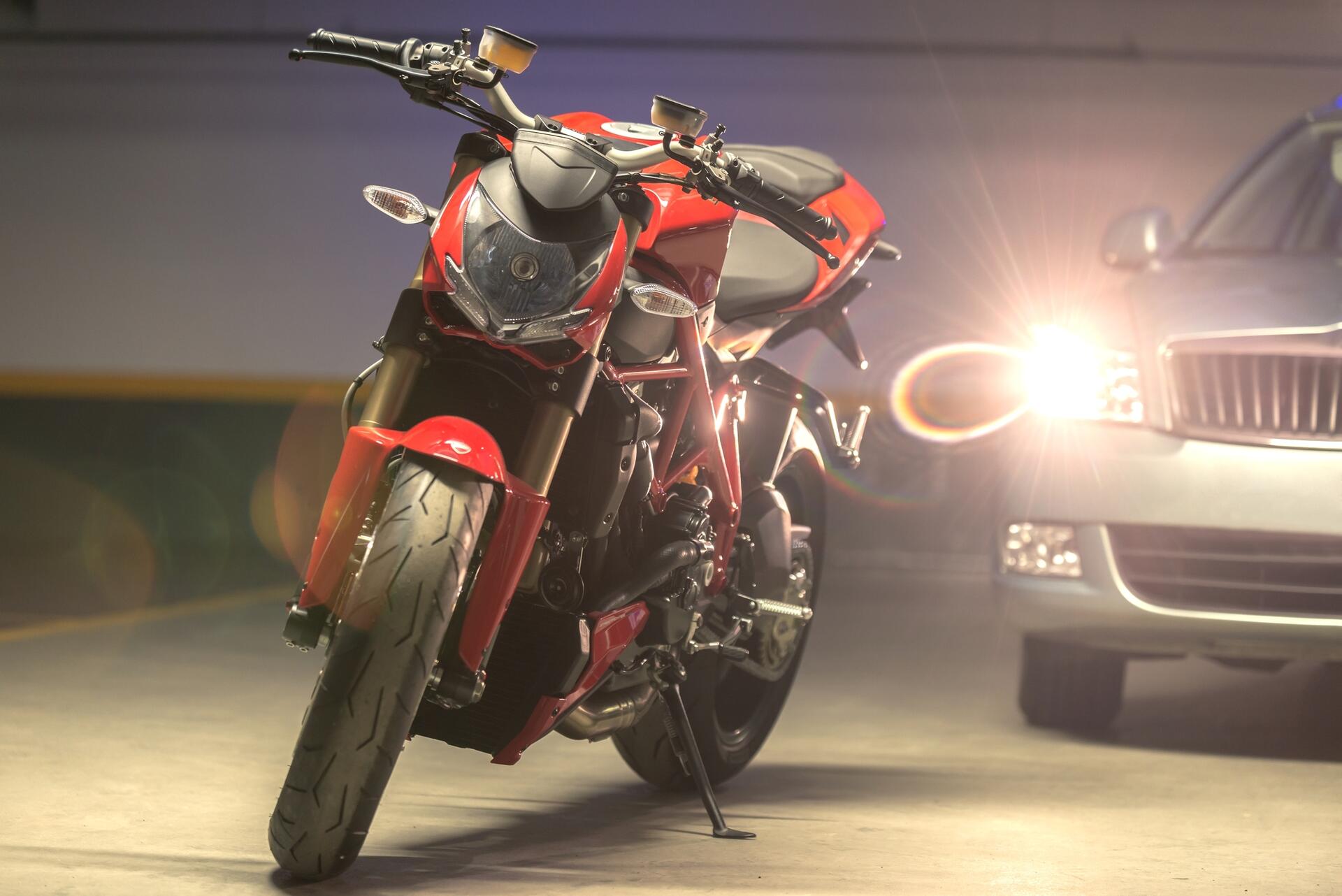 Motorka vs. auto – co je rychlejší?