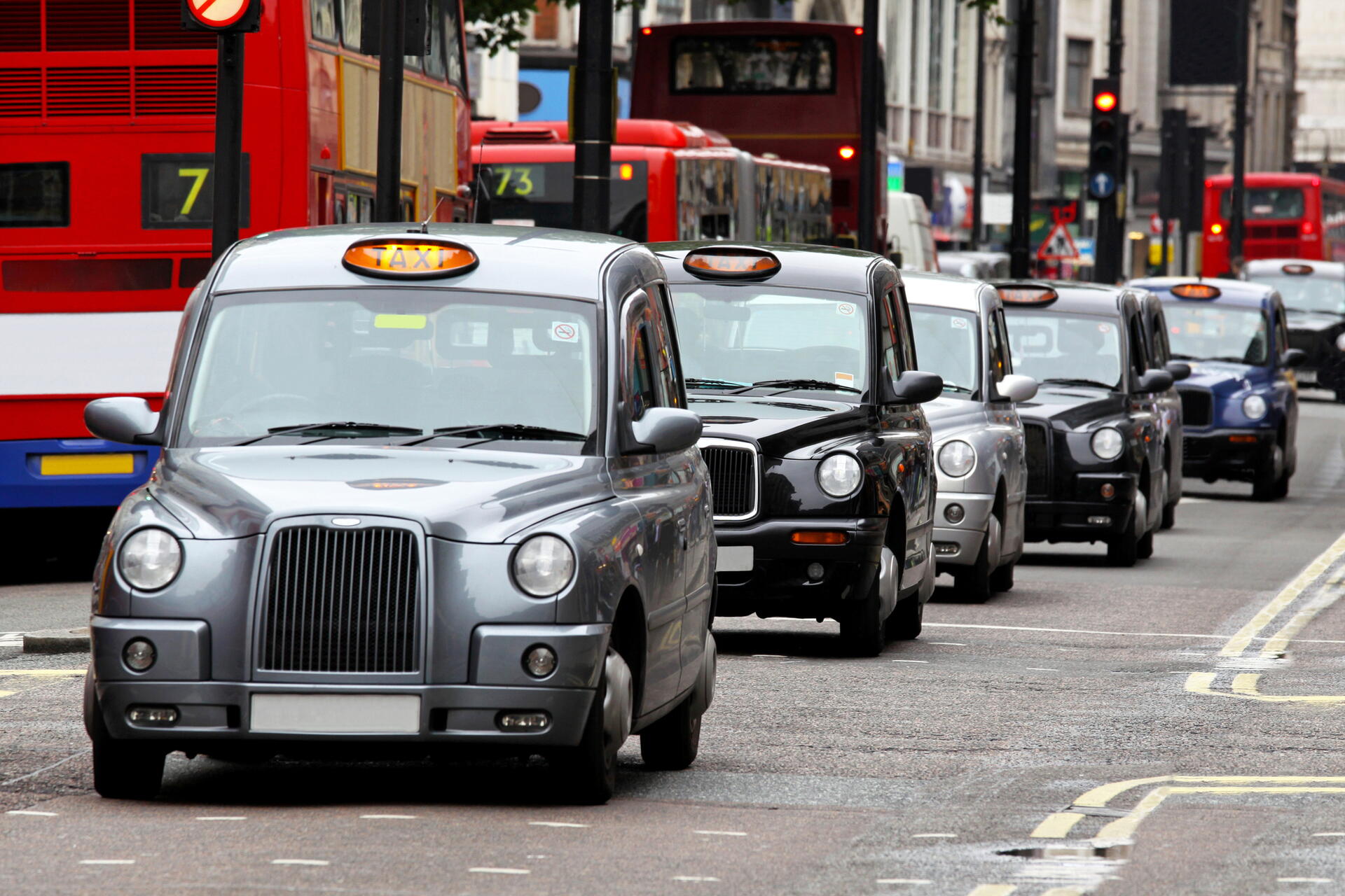 Na elektrický pohon jezdí už polovina londýnských Taxi