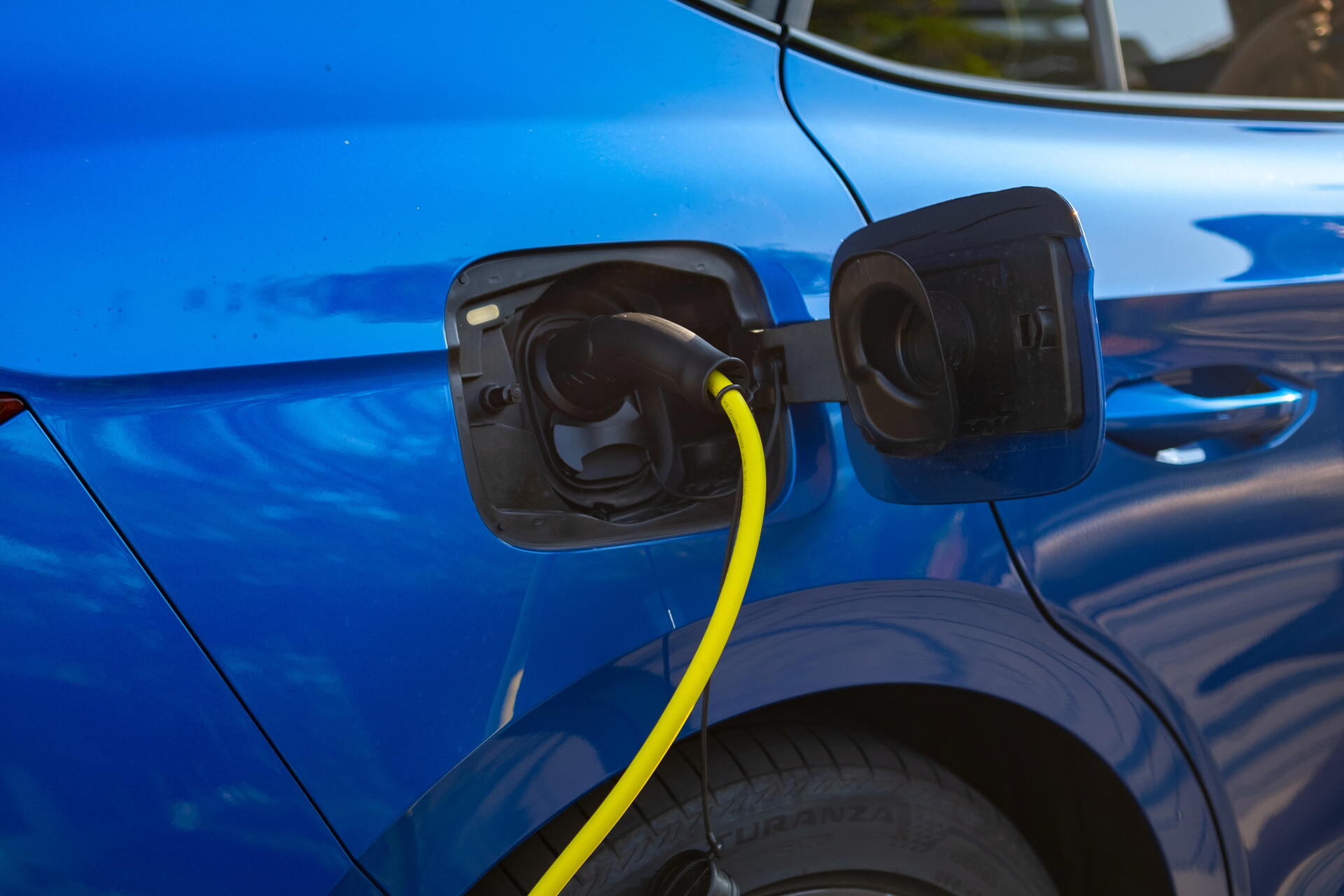 Nabíjení elektromobilu ze zásuvky a na cestách