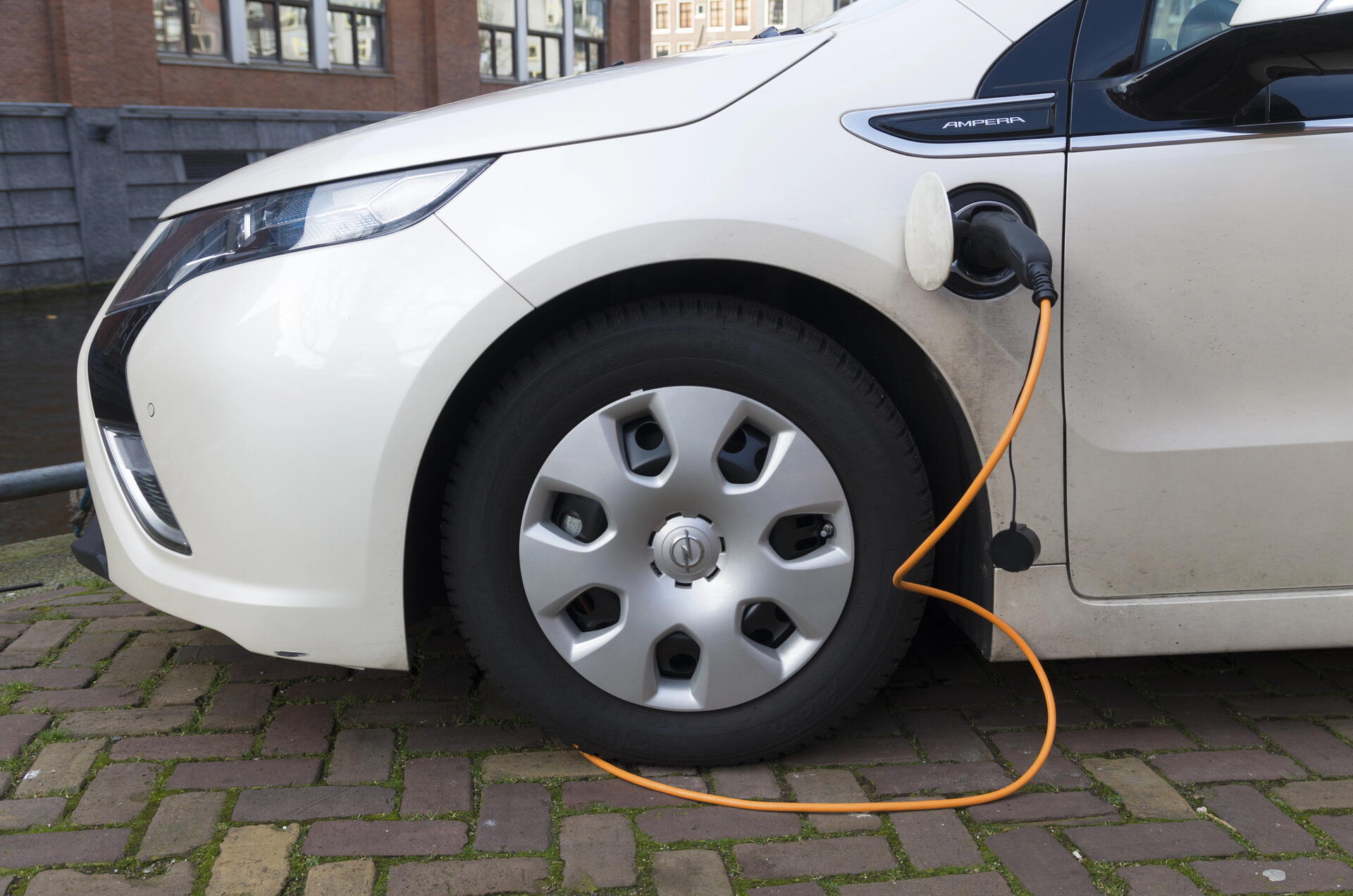 Nabíjení elektromobilu ze zásuvky – jak neudělat chybu?