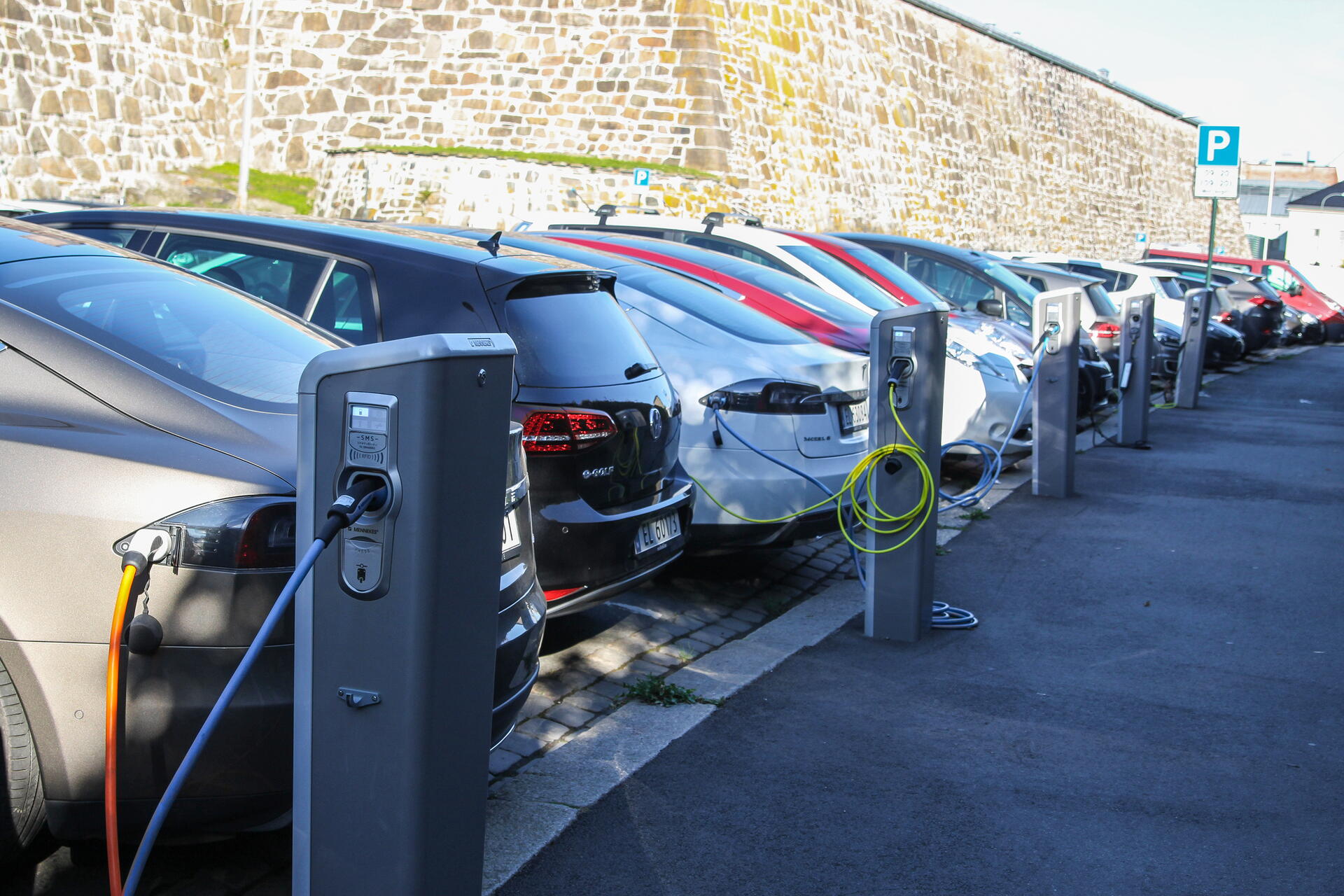 Nabíjení elektromobilů – zvládneme jich větší počet?