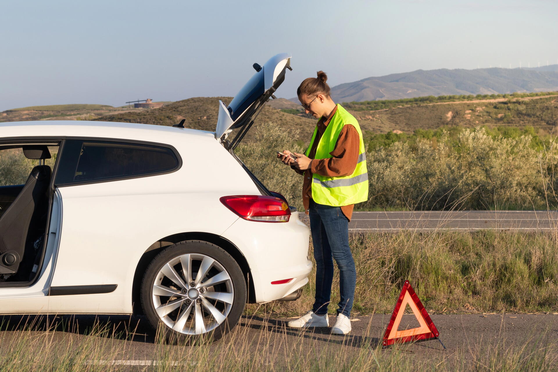 Nepojízdné auto v zahraničí: asistence, odtah, nebo oprava na místě?