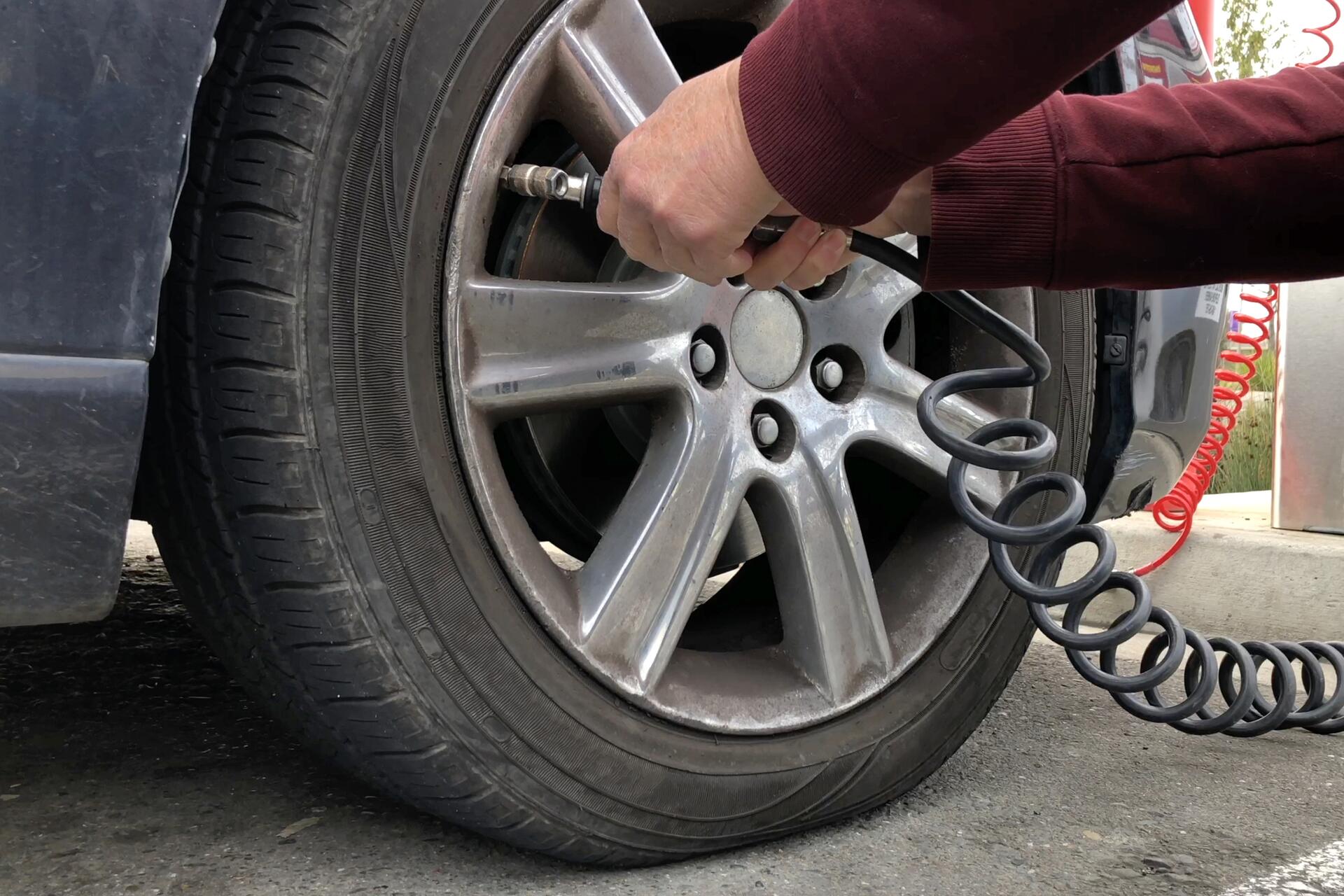 Nízký tlak v pneumatikách, jak jej poznat?