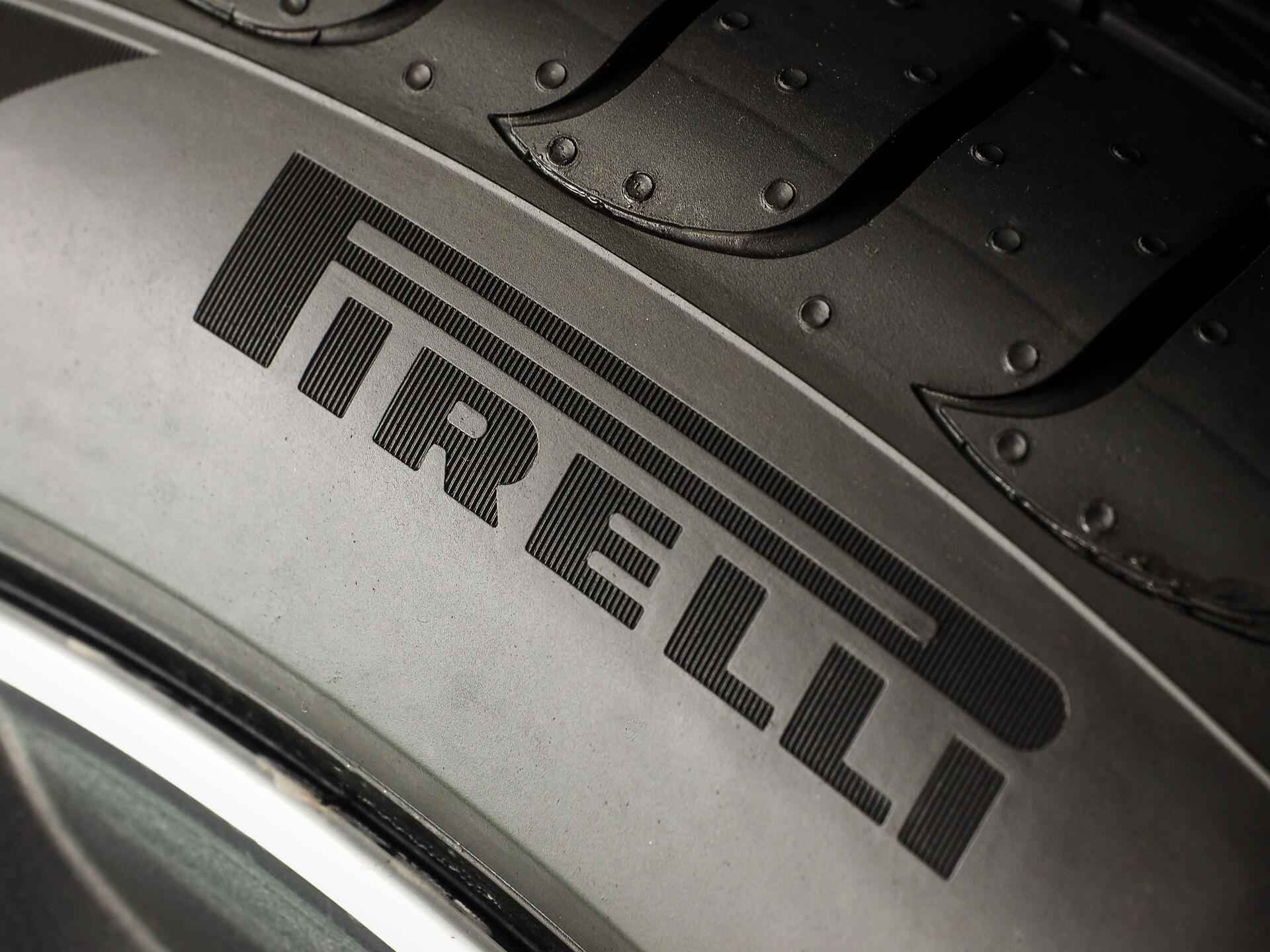 Nová pneumatika od Pirelli Cinturato C3 poráží konkurenci v testech: Co nabízí a proč ji zvolit?