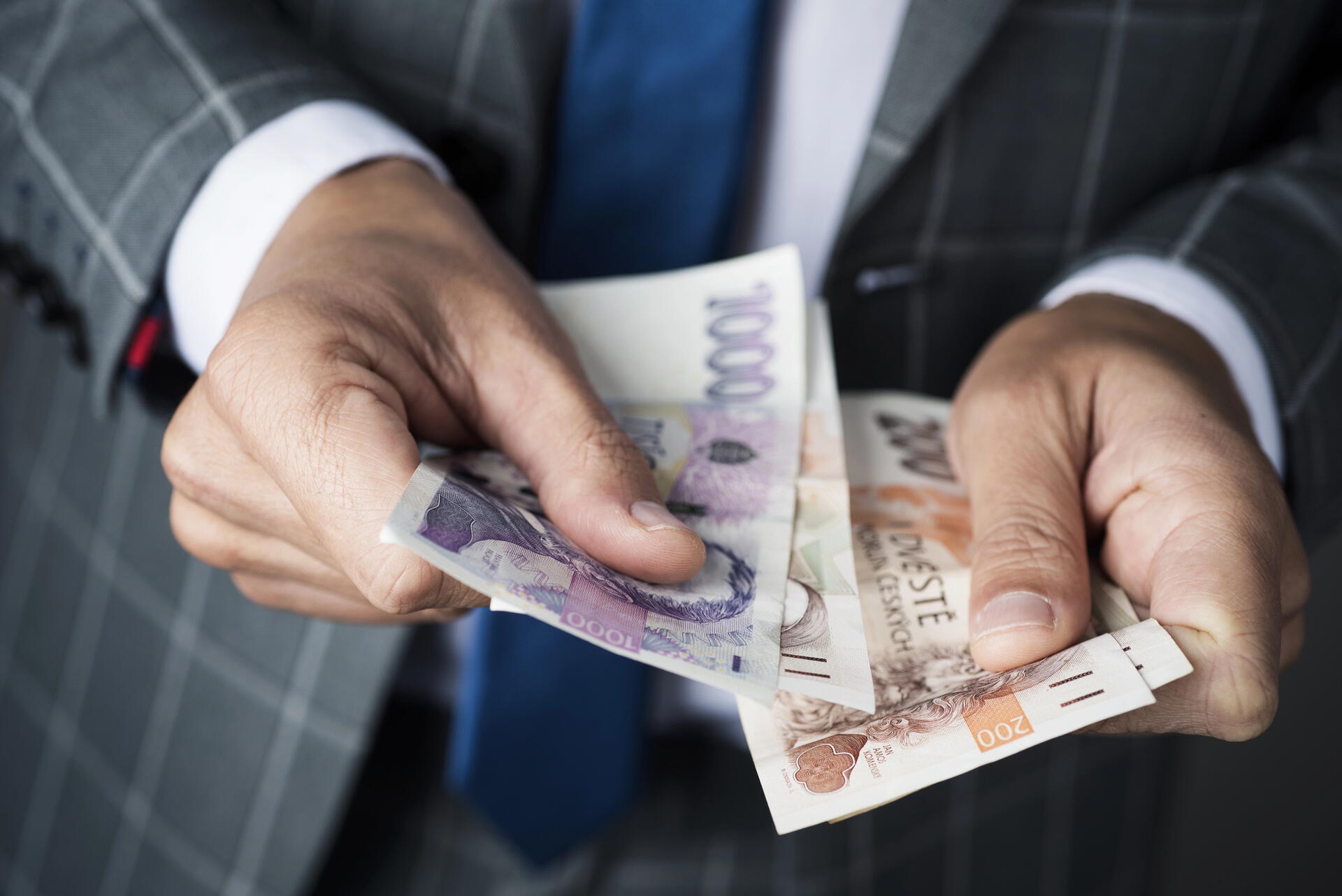Objevili jsme nabídky práce s nástupním platem 200 000 Kč! Jaké jsou požadavky?