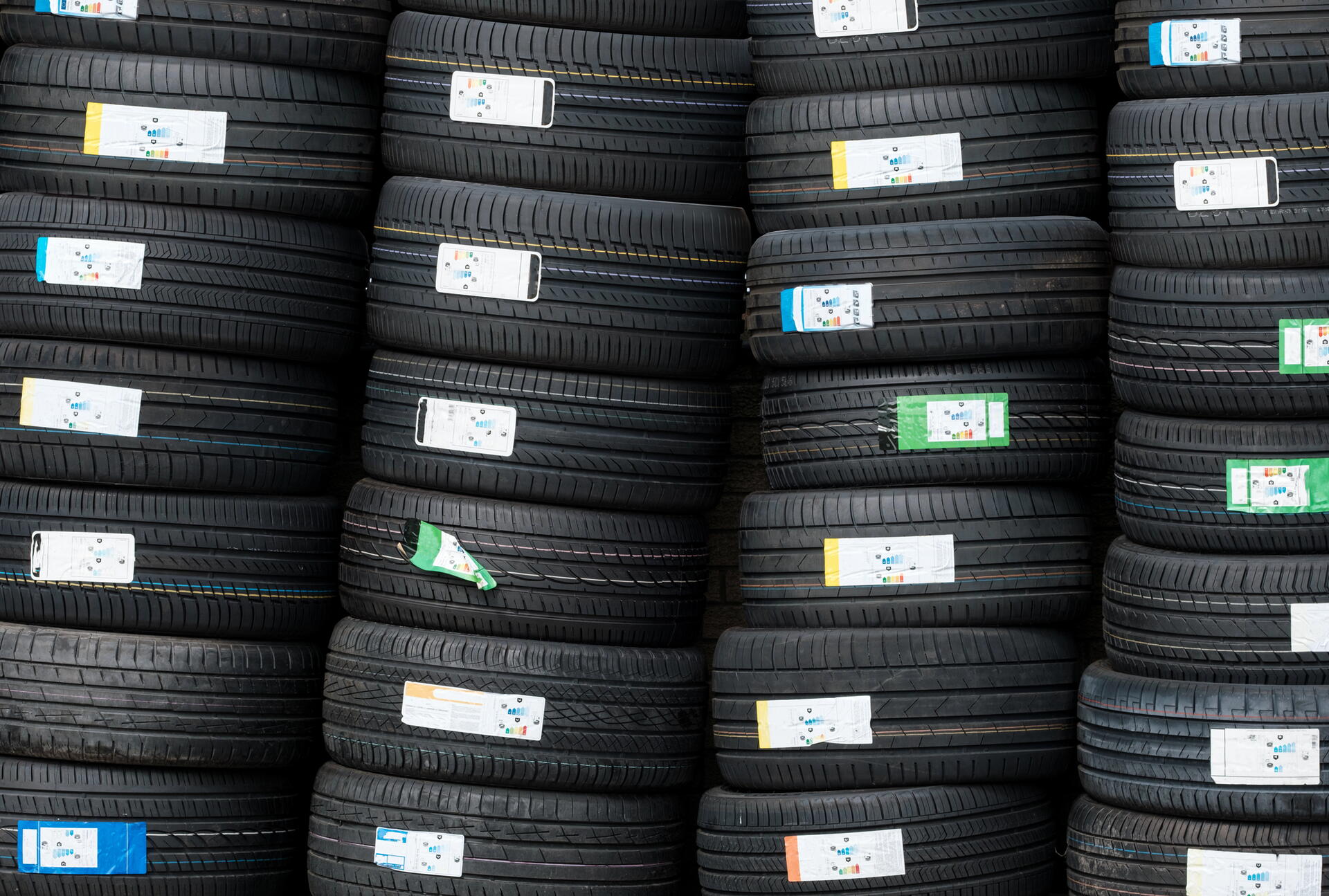 Oblíbené „sedmnáctky“: Jak nový trend v pneumatice 225/45 R17 mění český automobilový trh?