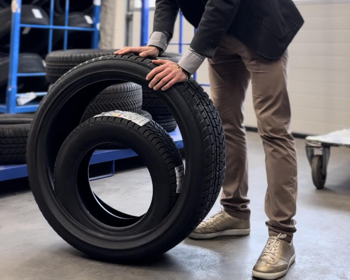Obří vs. mini pneumatika – navštívili jsme sklad - toto je jejich největší a nejmenší pneumatika!