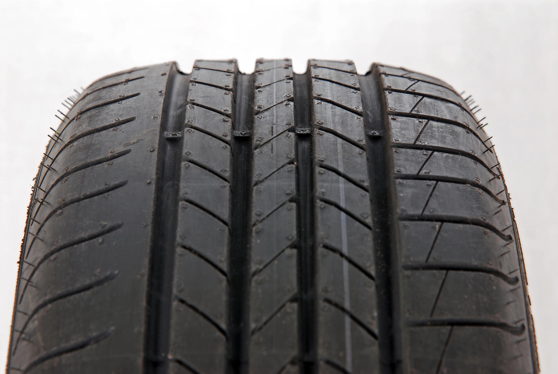 Pneumatiky Kumho překvapují v testech: Jsou lepší volbou než osvědčené Barum?