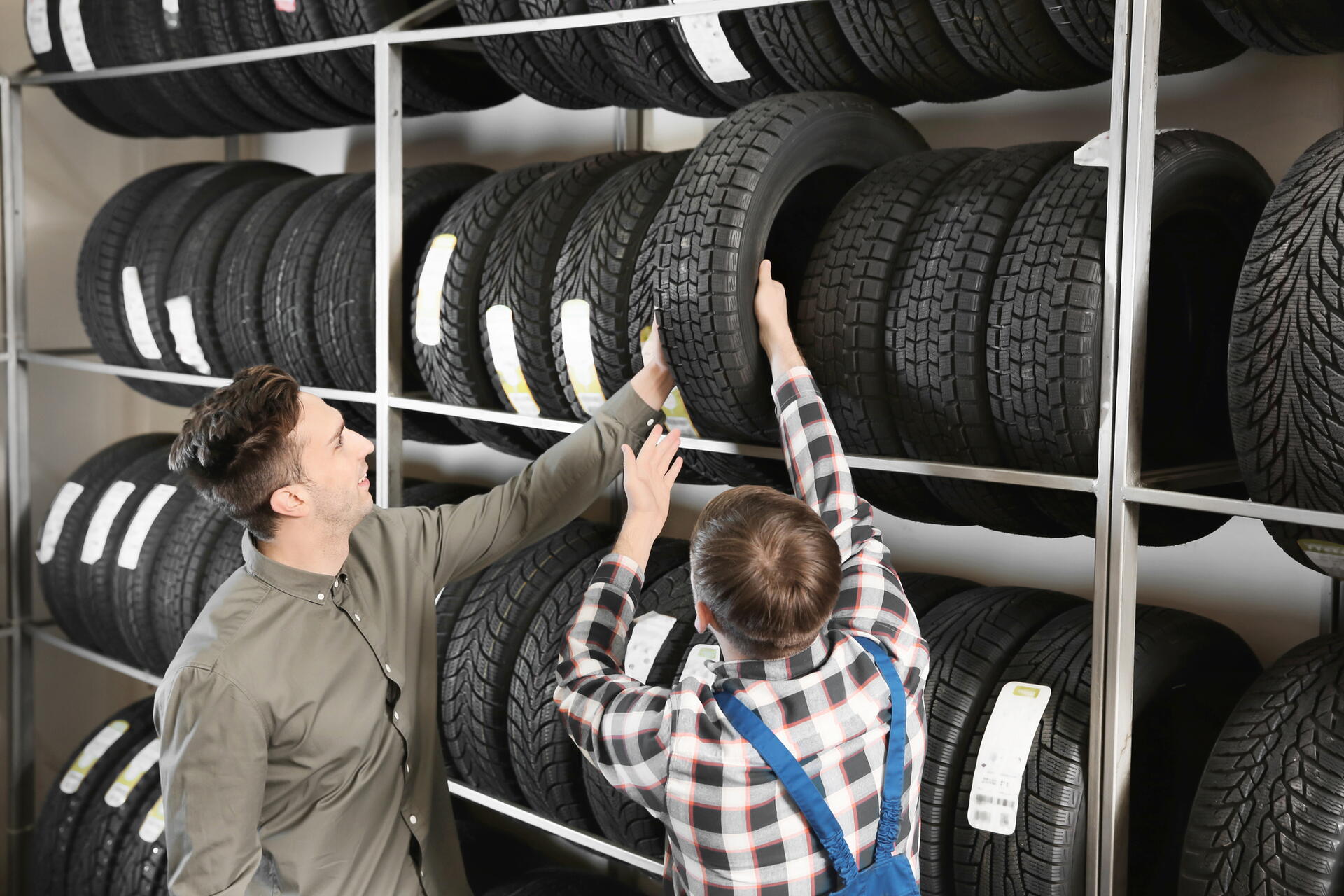 Poradíme, jak a kde koupit nejlevnější pneumatiky bez rizika