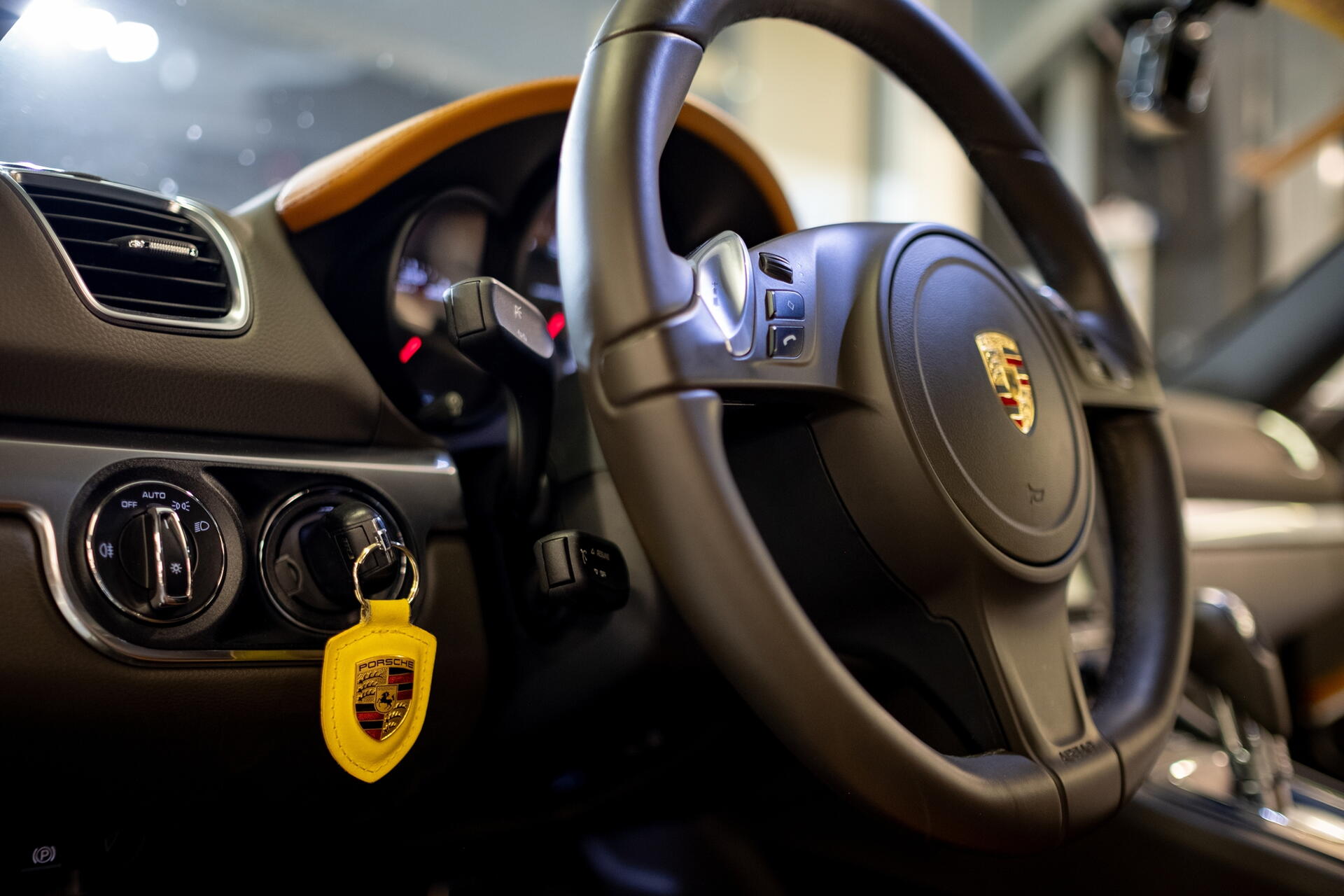 Porsche se startuje vlevo. Proč?