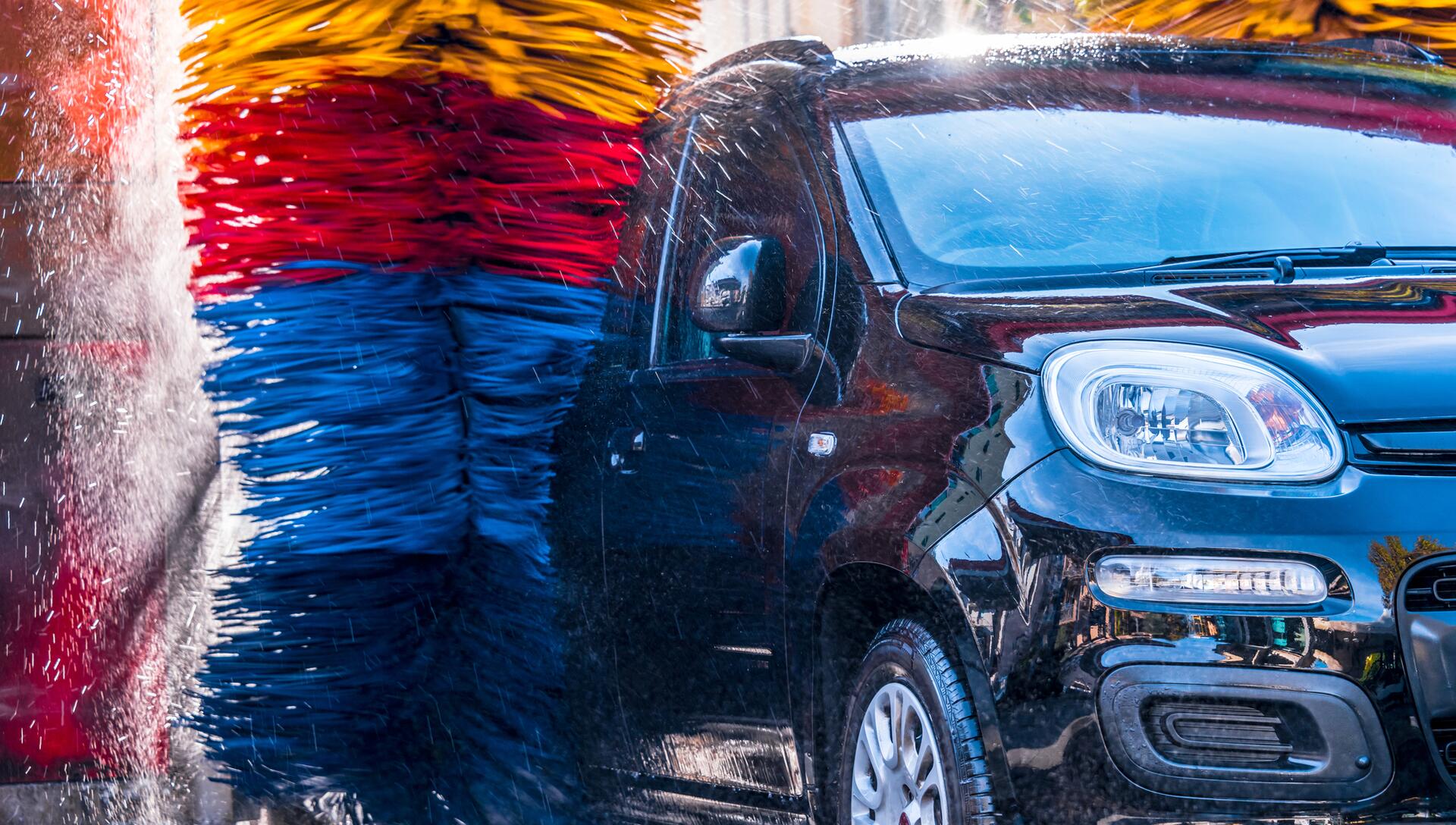 Poškození auta v myčce není vzácné. Co dělat, aby k němu nedošlo?