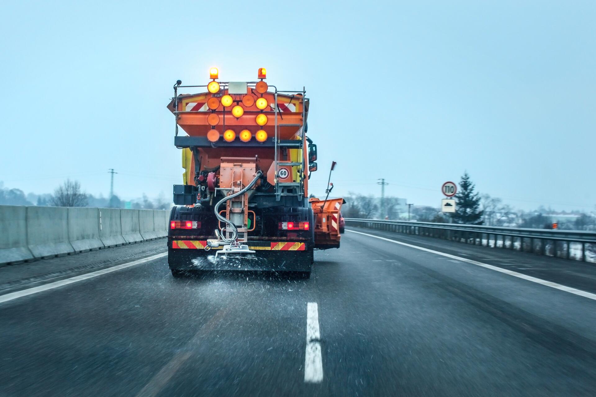 Posypové materiály - čím vším silničáři bojují se sněhem a náledím