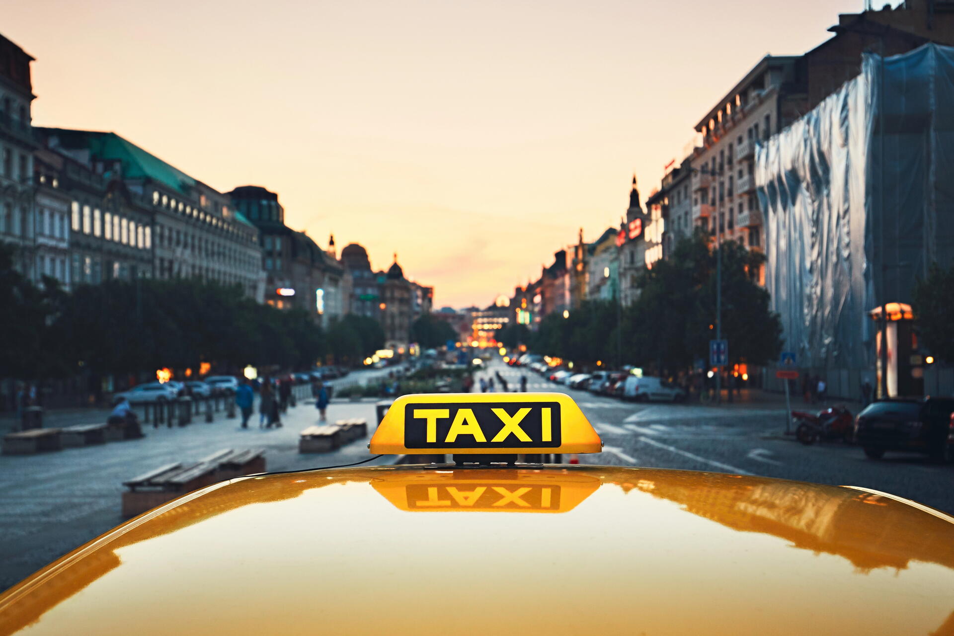 Pražské taxíky čeká tichá revoluce: Od roku 2030 jen na elektřinu, starší diesely skončí už dříve