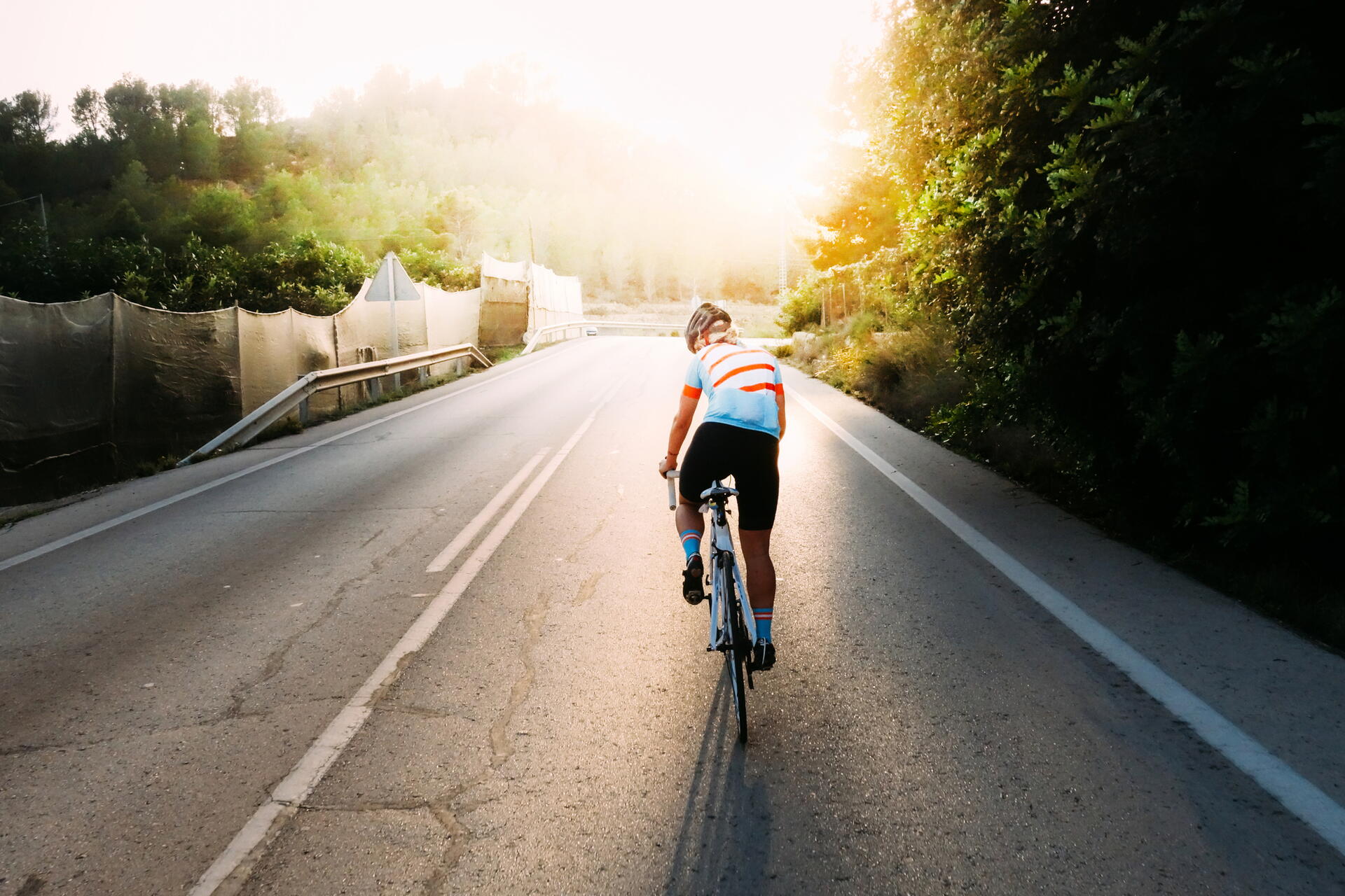 Předjíždění cyklisty na plné čáře