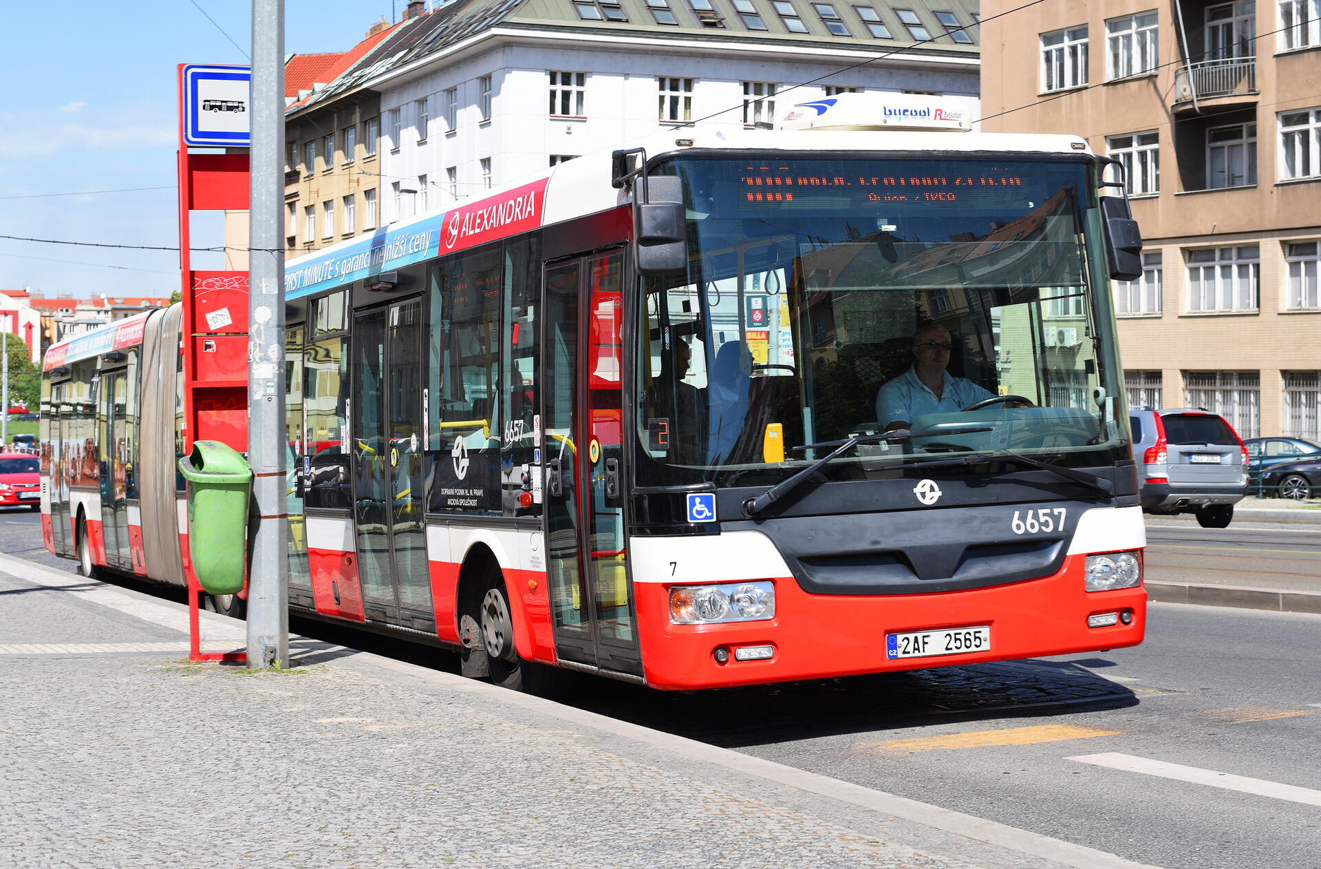 Přednost a výjezd autobusu ze zastávky