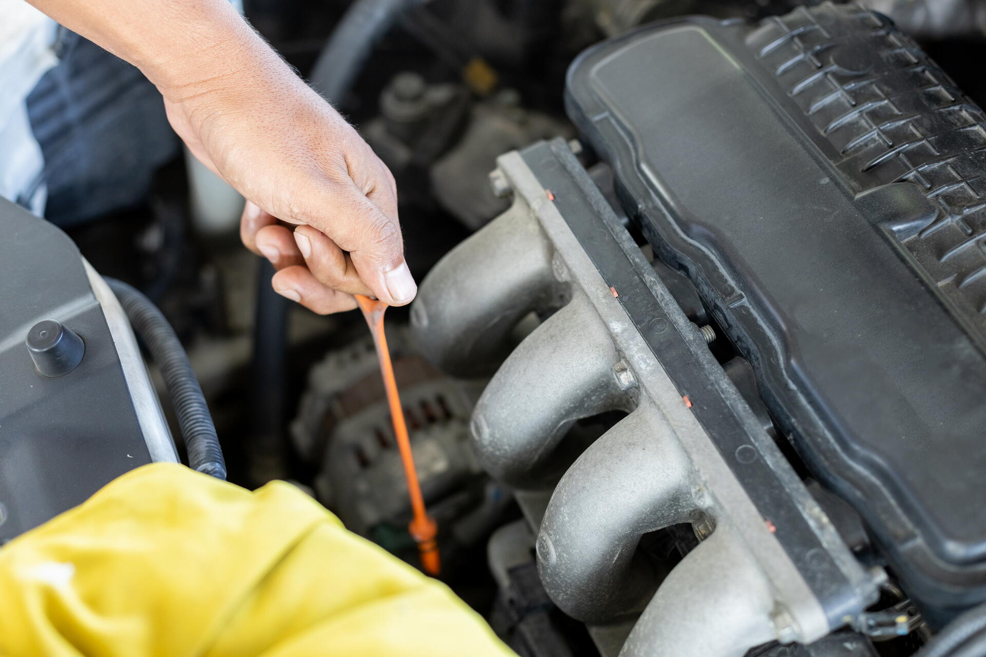 Přibývá olej v motoru – dá se s tím něco dělat?