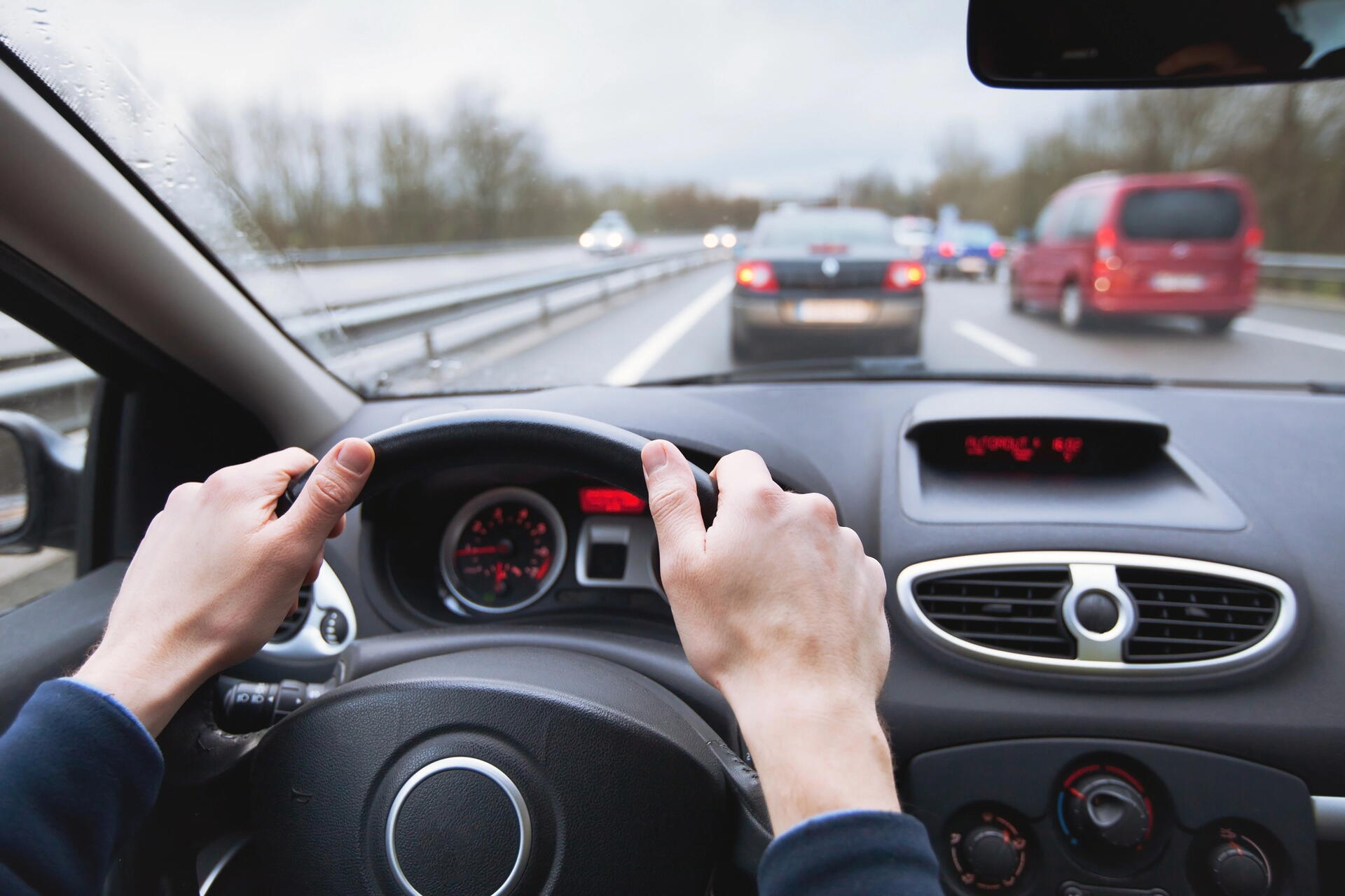 Proč auto plave při jízdě: geometrie, tlumiče, gumy a vůle