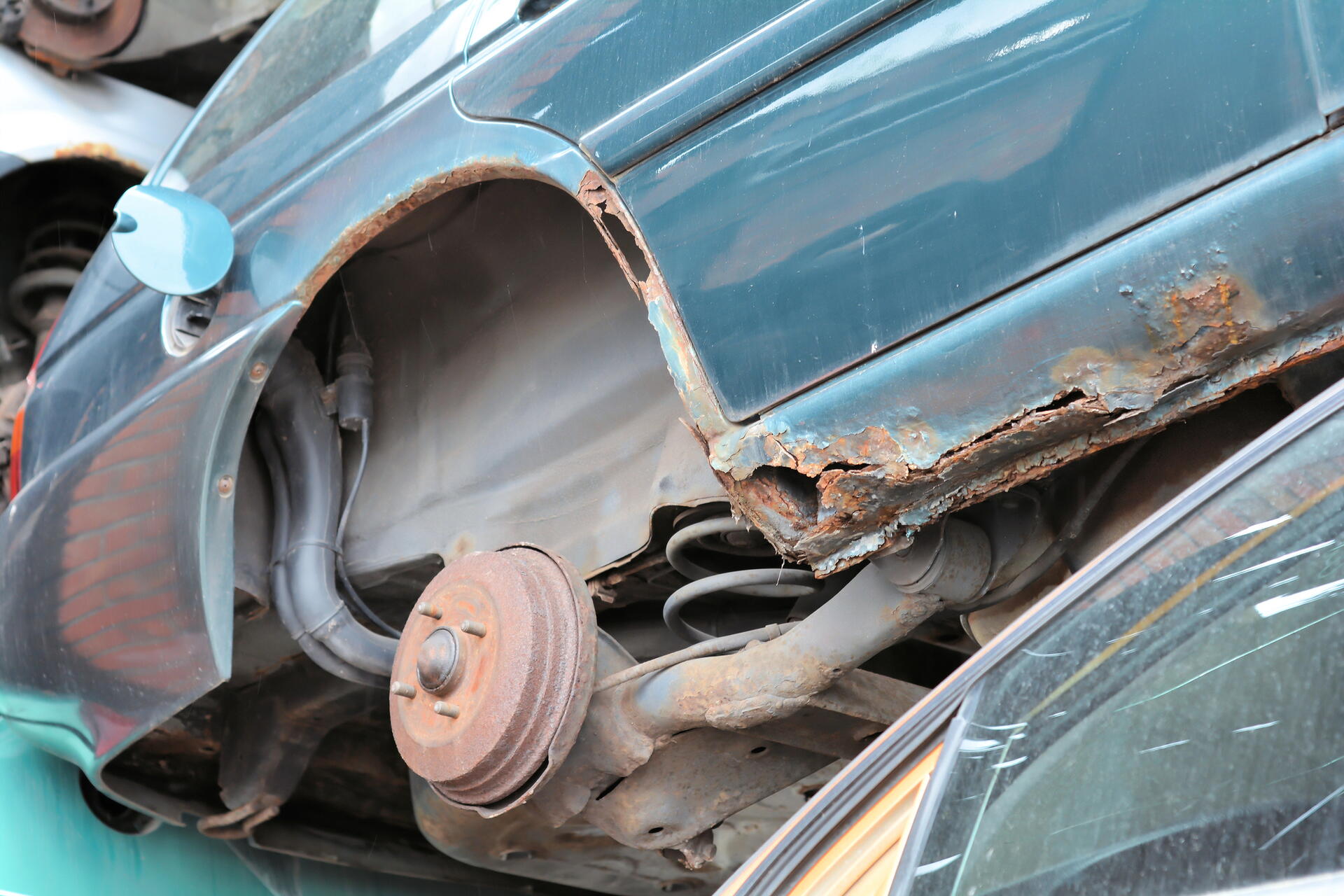Proč auto reziví zevnitř: Nejrizikovější jsou prahy, dveře a dutiny