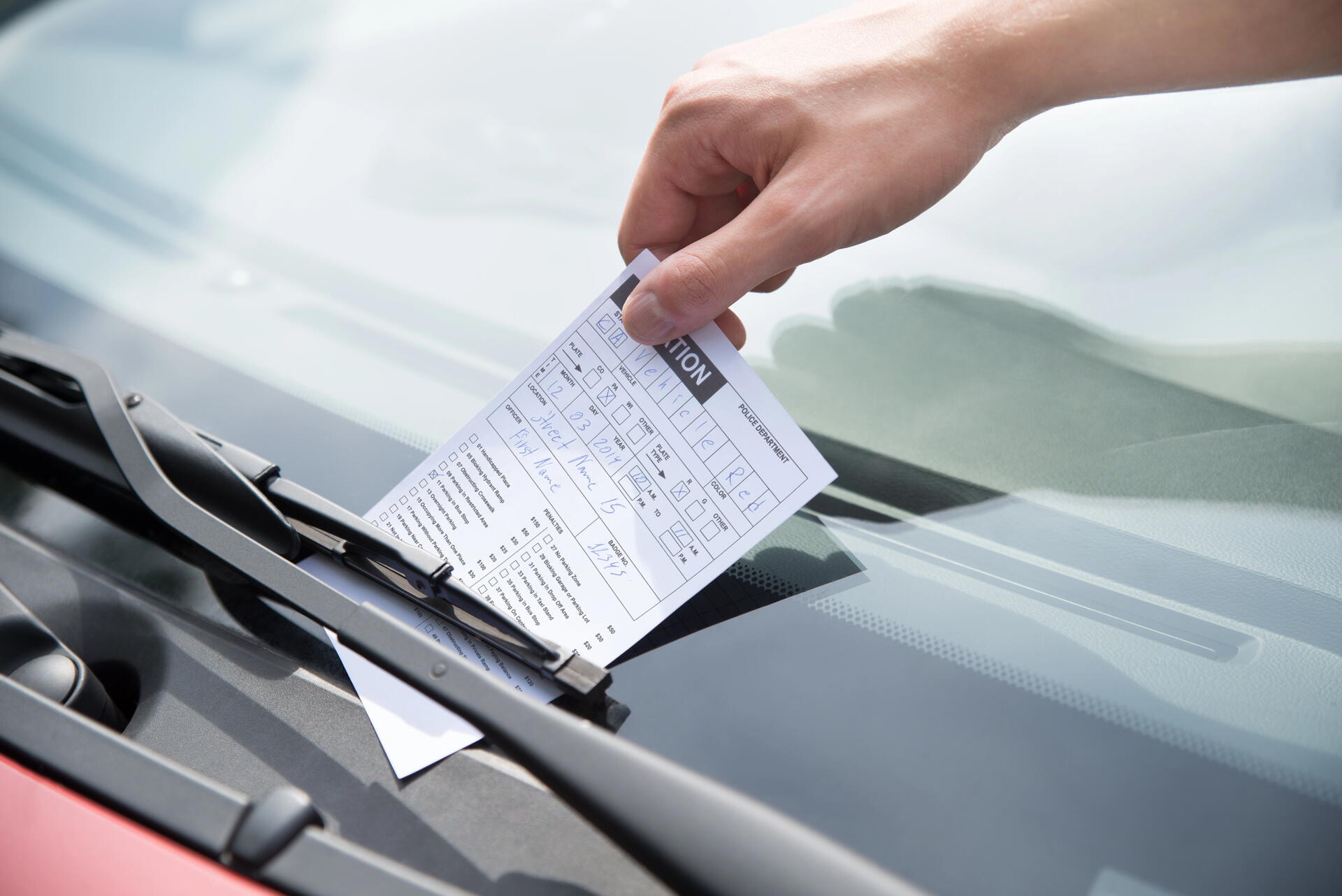 Prodal auto, ale pokuty mu chodí dál. Co udělal špatně?
