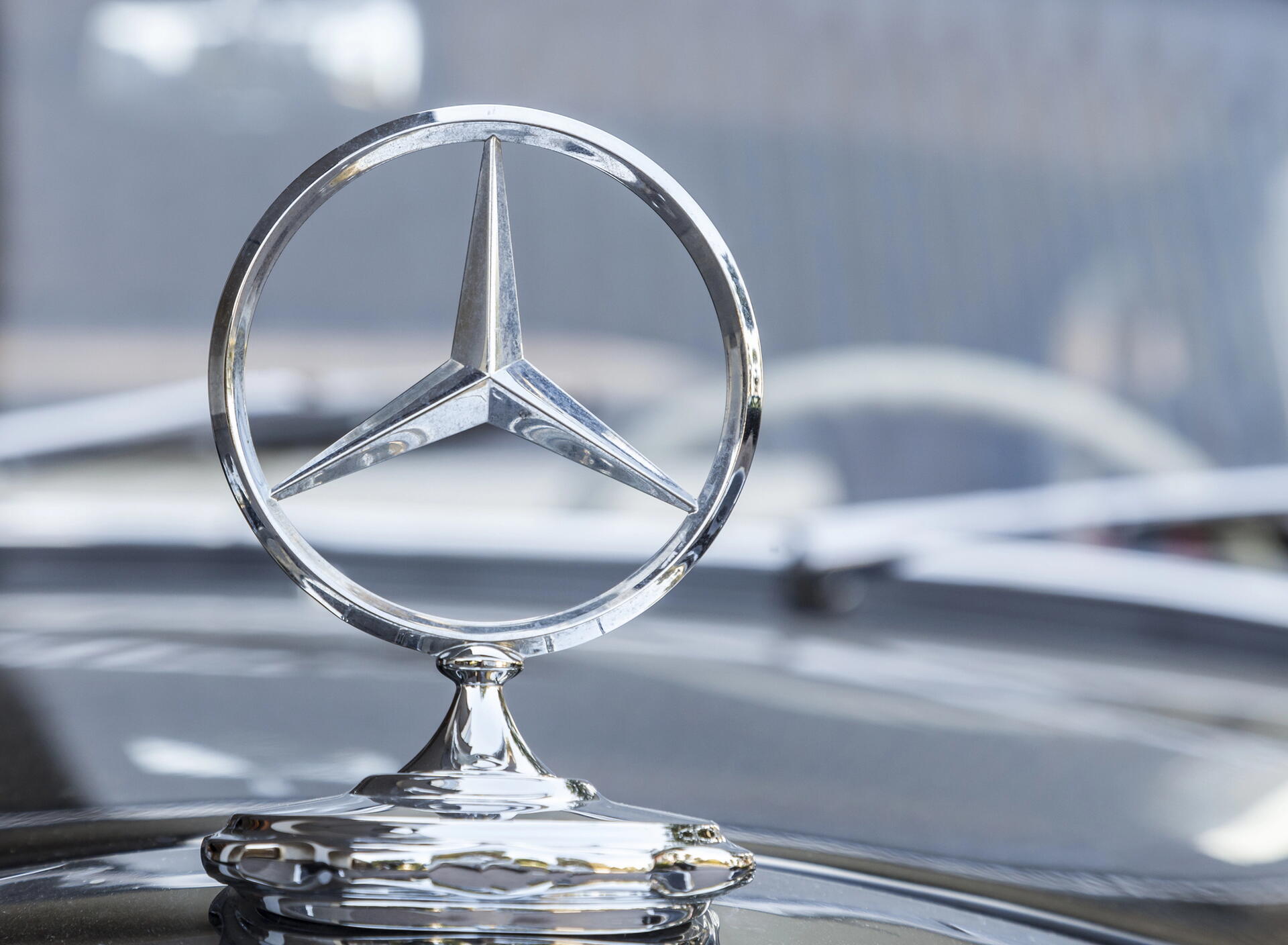 Revoluční inovace Mercedes-Benz: Od elektrických průkopů po nejmodernější bezpečnostní systémy