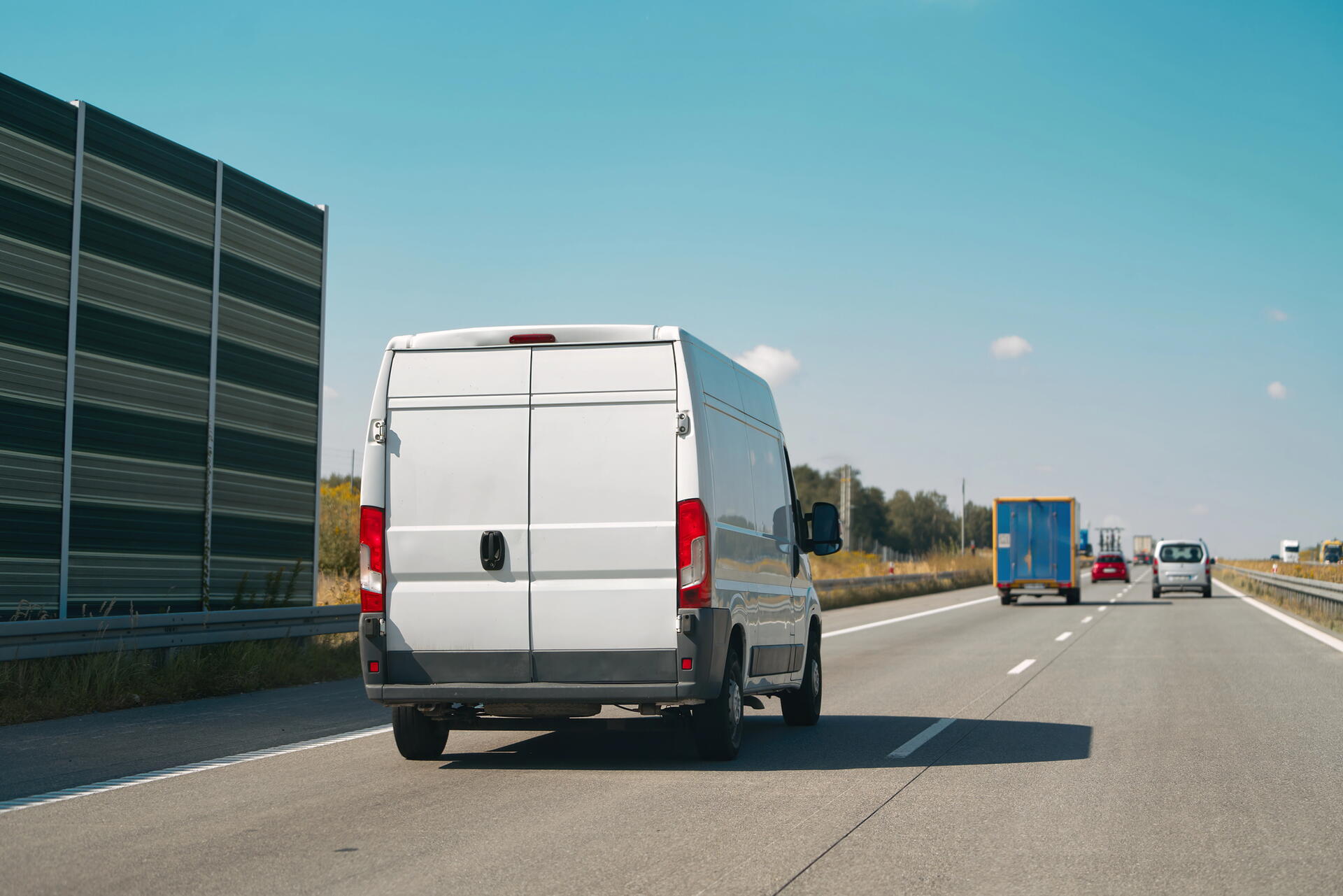 Řidič dodávky a tachograf do 3,5 t: Kolik kilometrů může nově denně ujet