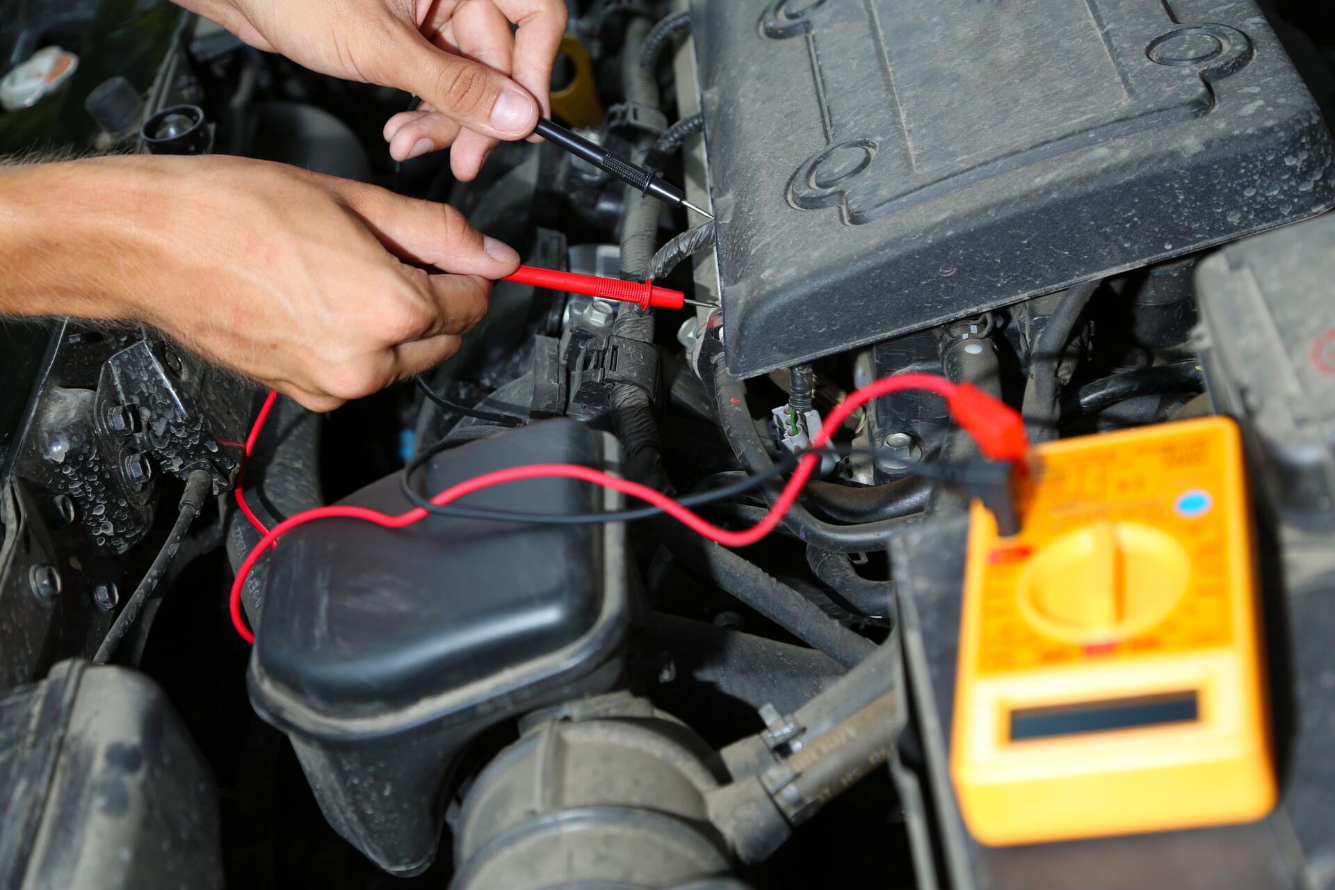 Samovolné vybíjení autobaterie: Příčiny a jak ho odhalit