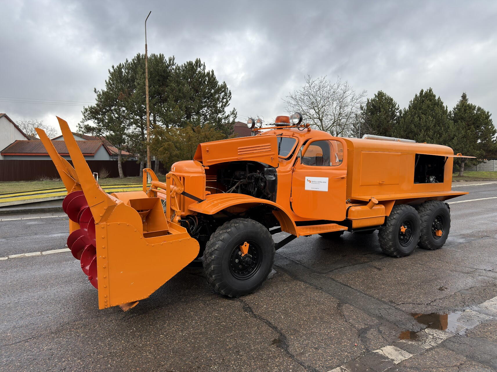 sněhová fréza ZIL-157Sněžná fréza ZIL-157 s nástavbou D-470 zblízka
