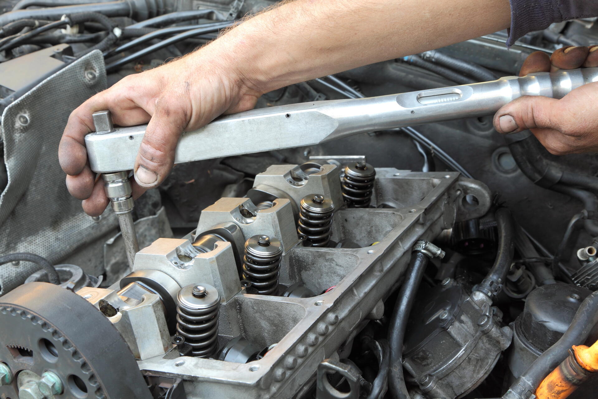 Spalovací motor bez vačkové hřídele