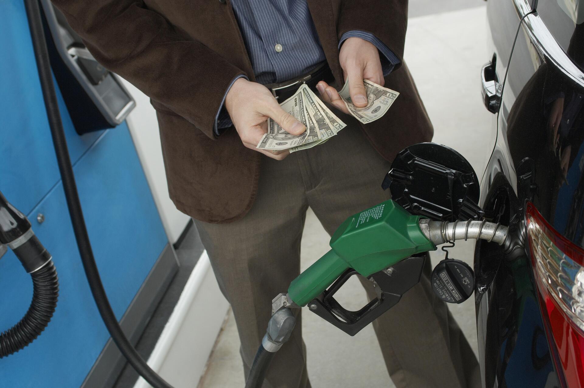 Spotřební daň je u pohonných hmot vyšší než jejich DPH