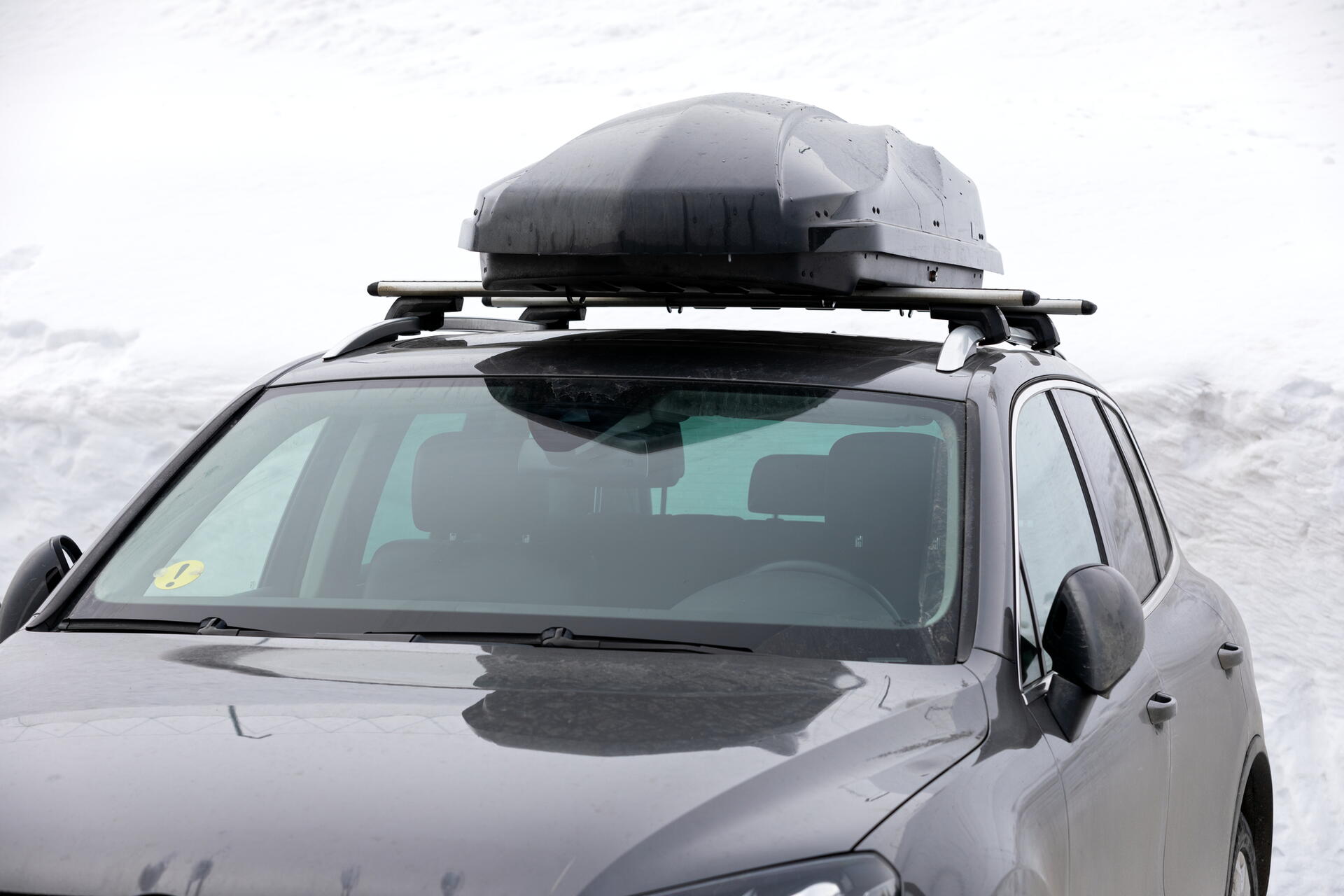 Střešní nosič na lyže zabezpečí GPS lokátor do auta
