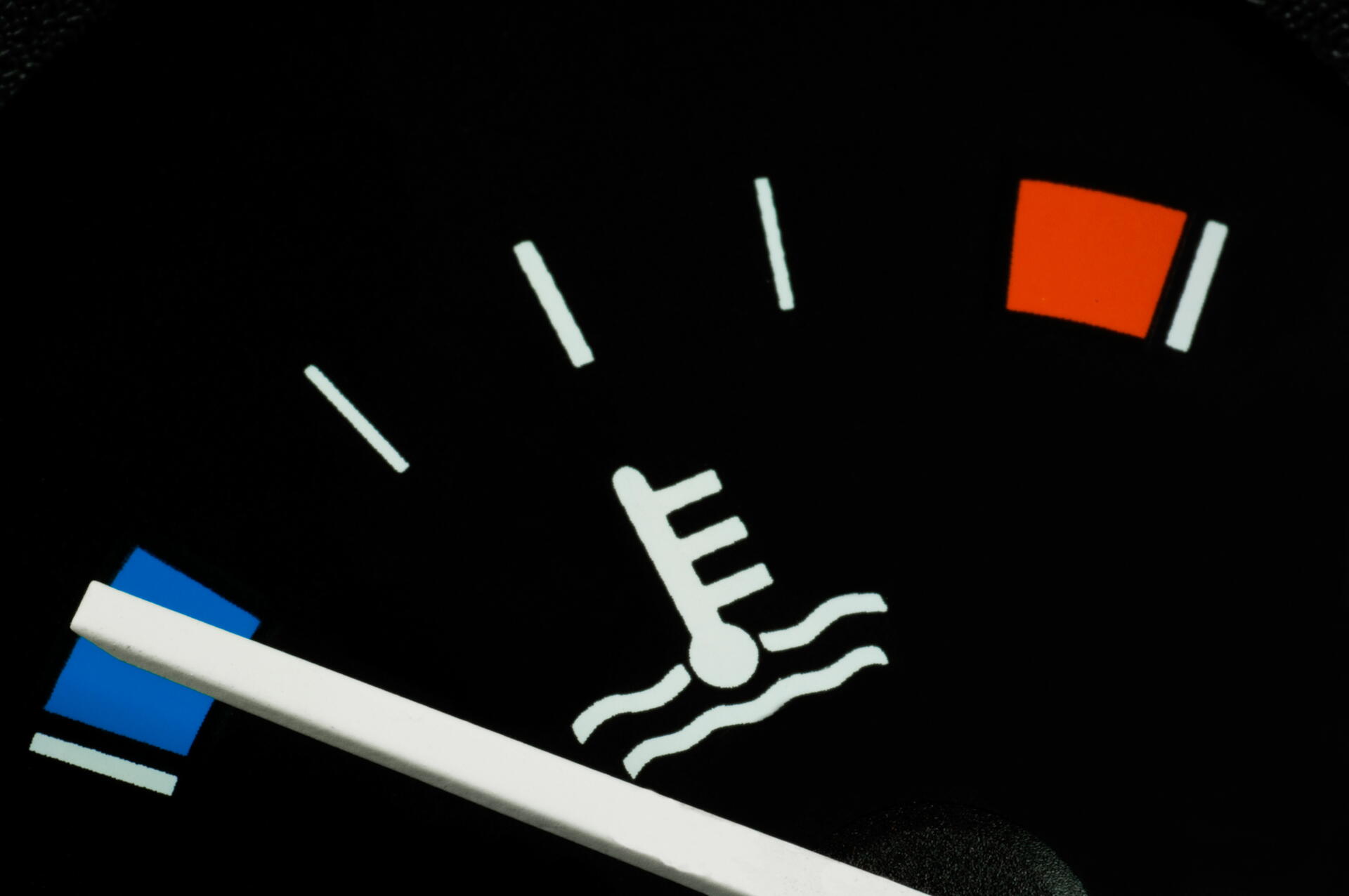 Studený motor a vysoká spotřeba: Proč auto po startu více žere?