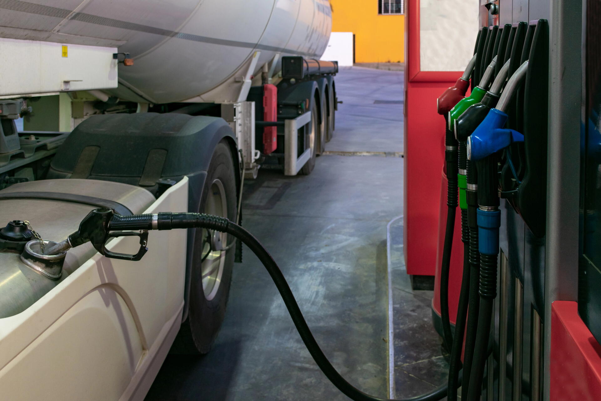 Tekutý upgrade: Proč motor miluje HVO100 víc než klasickou naftu
