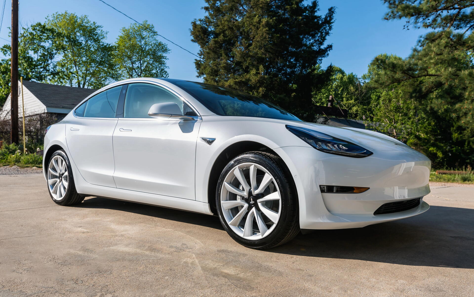 Tesla Dual Motor: Proč je každý motor jiný?