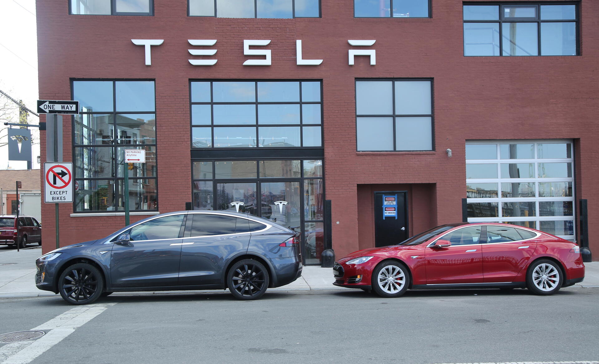 Tesla jako automobilka je v mnoha směrech unikátní