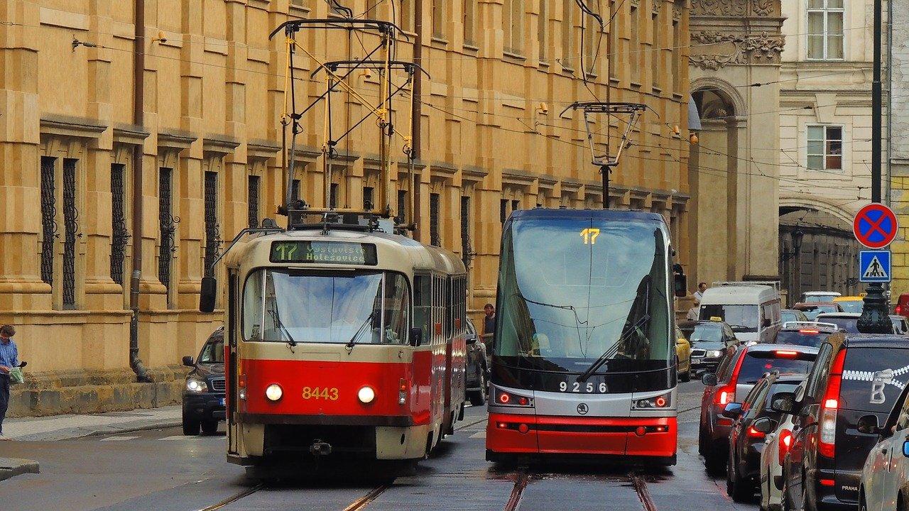Kdo má prednost chodeč nebo tramvaj?