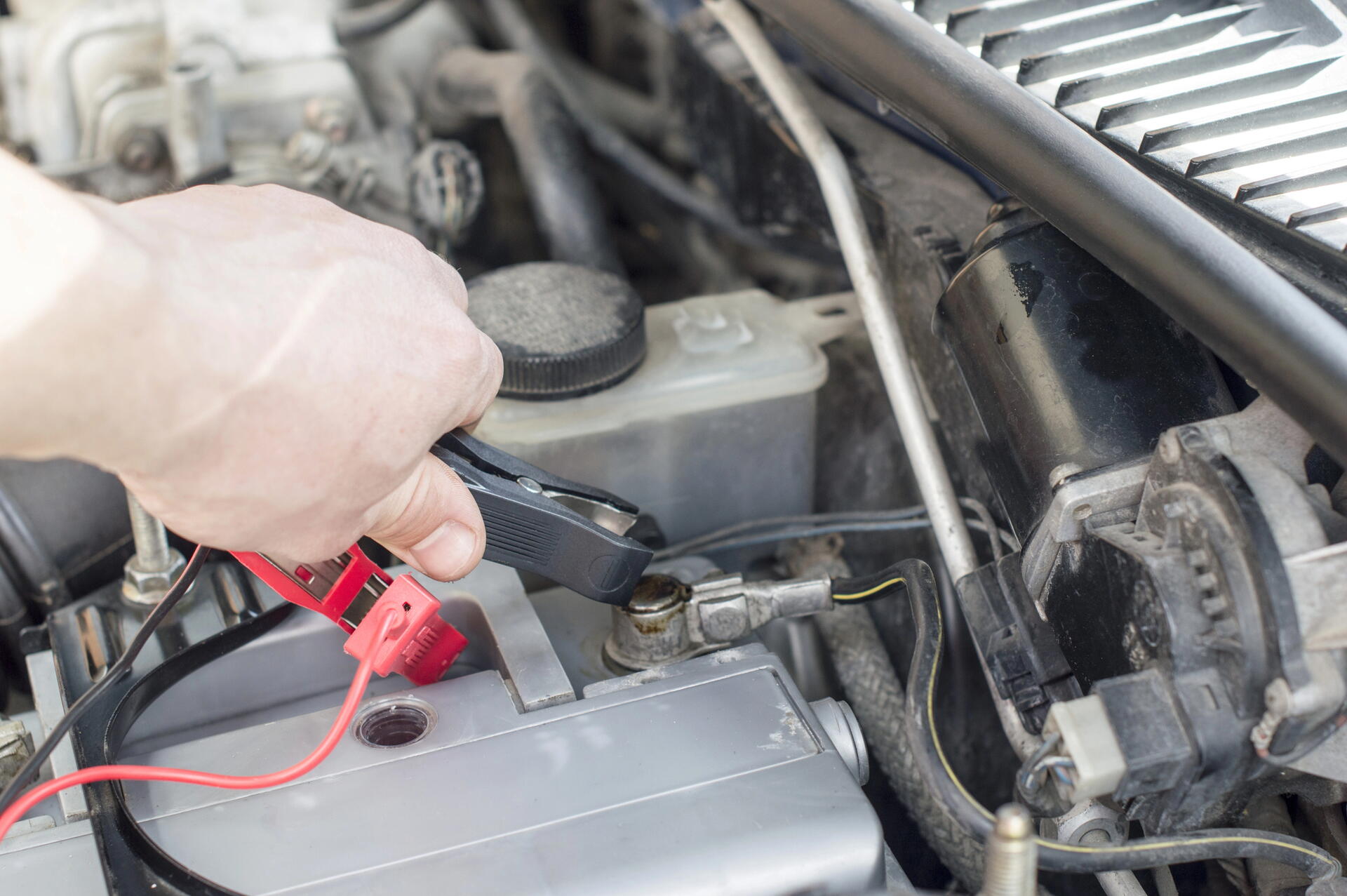 Udržovací nabíječka autobaterií – co to je?