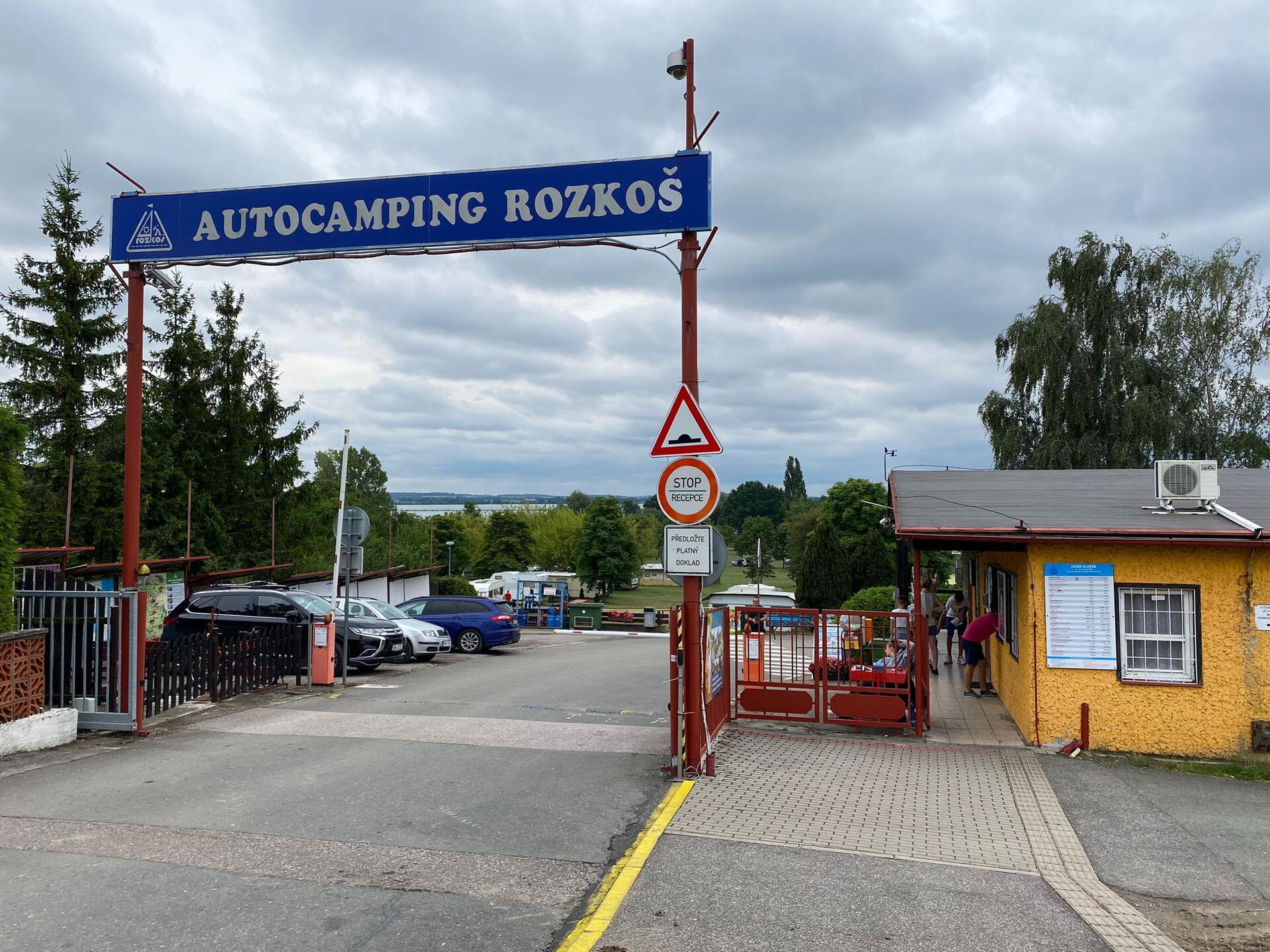 Vjezd do autokempu Rozkoš