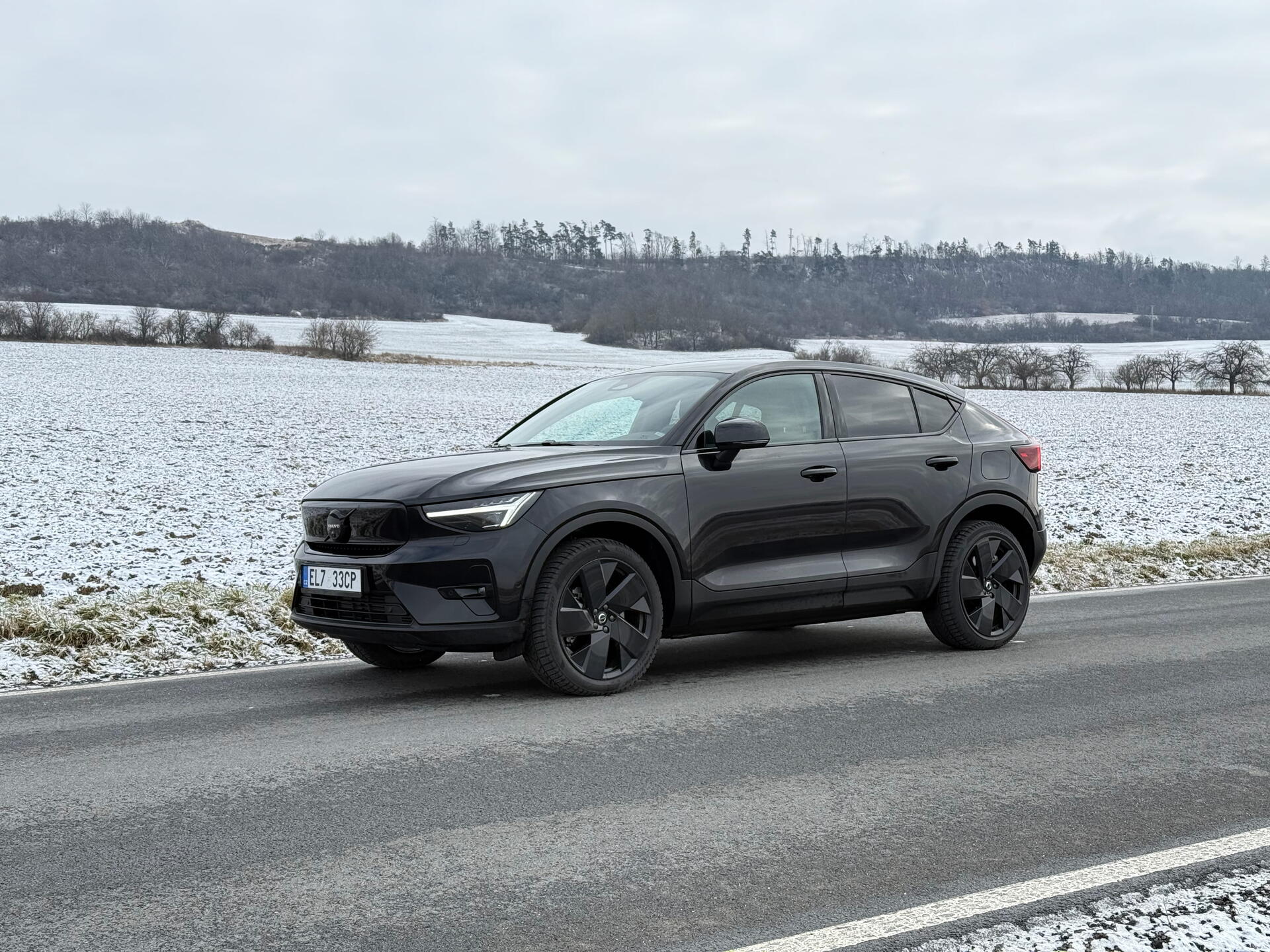 Volvo EC40 Black Edition: Test nejčernějšího auta na trhu