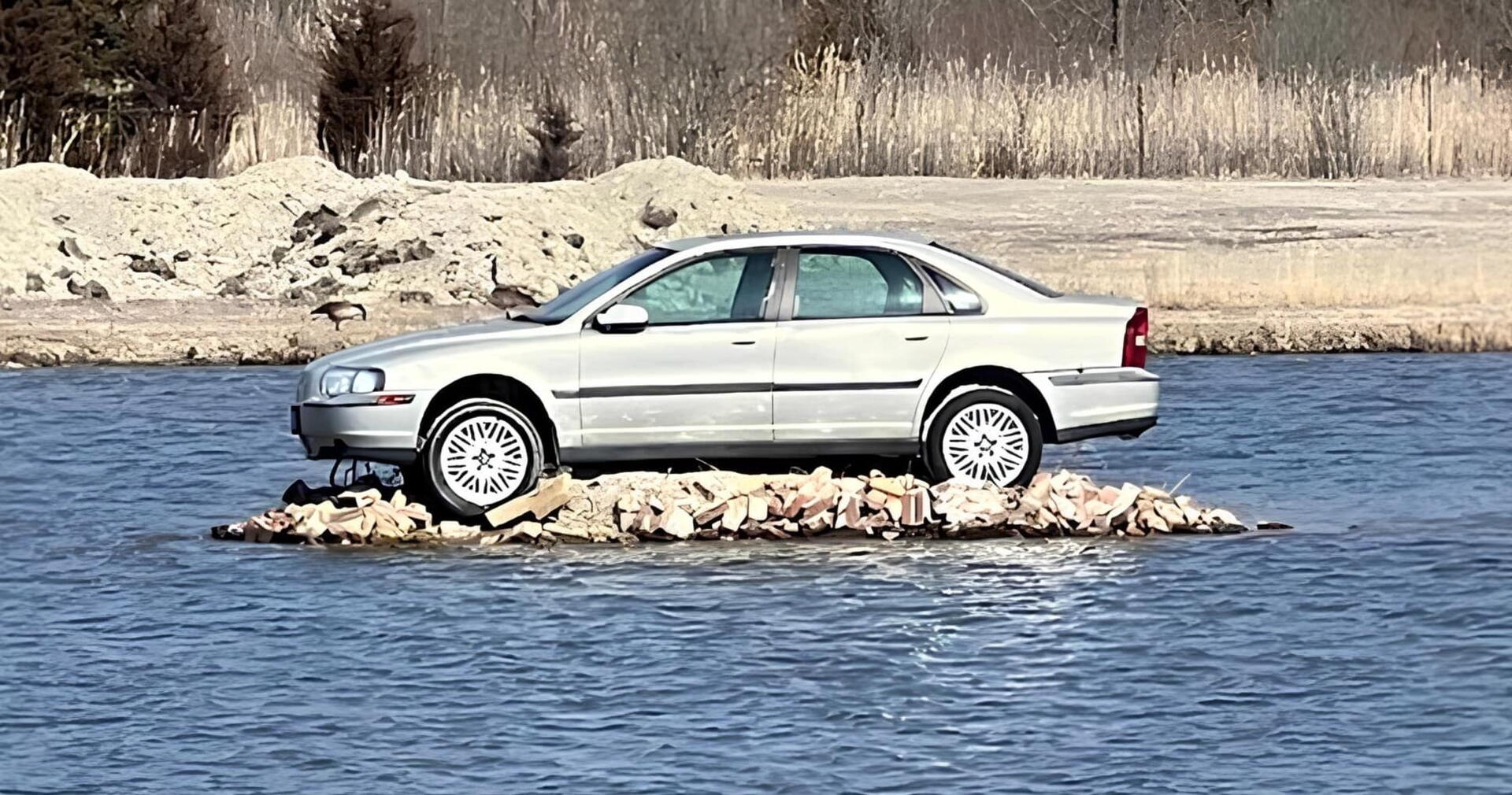 Volvo island je minuaturní ostrov s autem