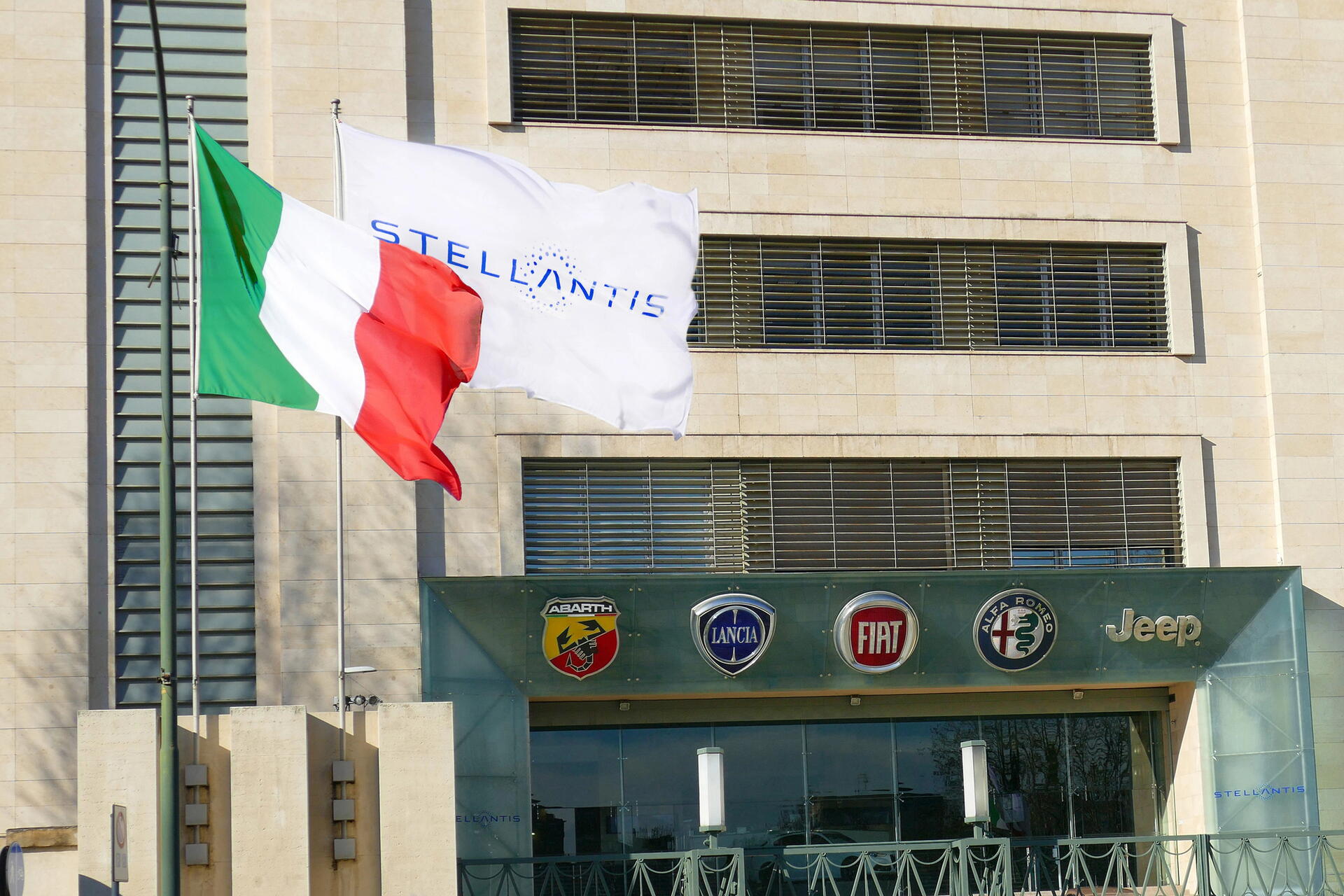 Vsadit na elektromobily se nevyplatilo: Stellantis přišel o půl bilionu korun