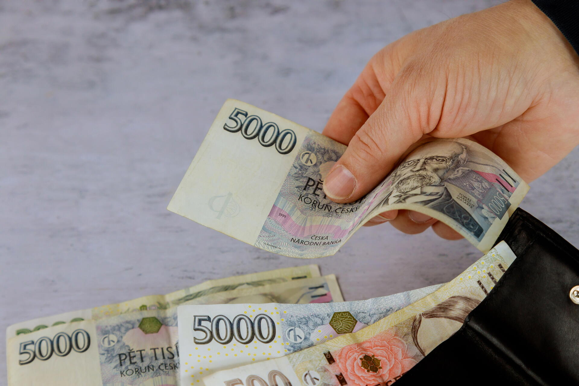 Výplata na ruku? Krátkodobá výhoda, dlouhodobý problém